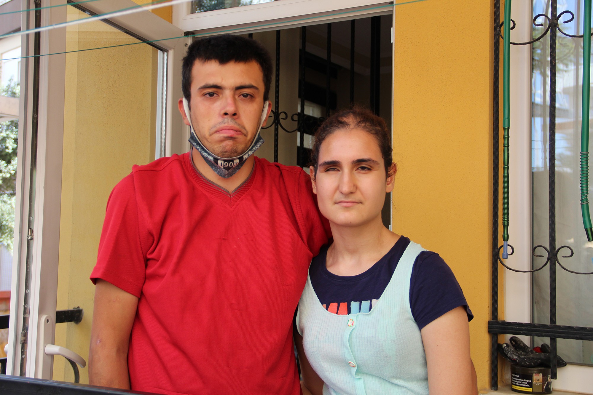 Polisin evde bitkin halde bulduğu 4 çocuk devlet korumasına alındı, anne ve baba kendini savundu