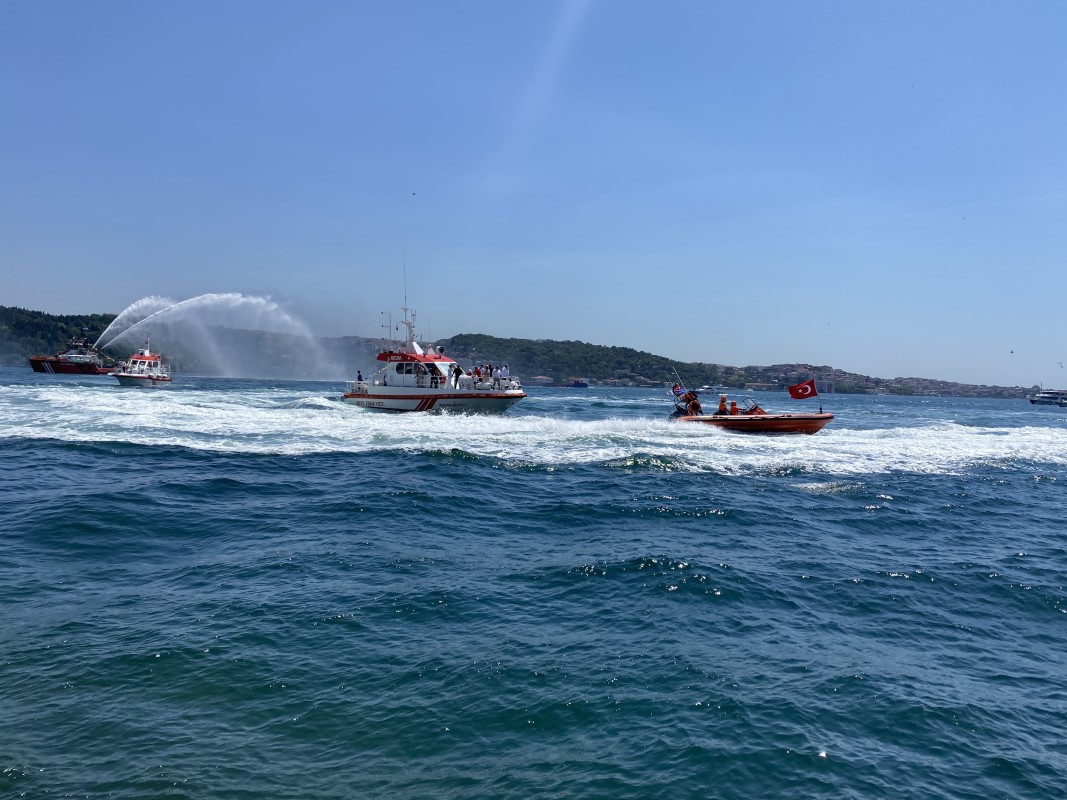 Kıyı Emniyeti gemilerinden Boğaz'da saygı geçişi