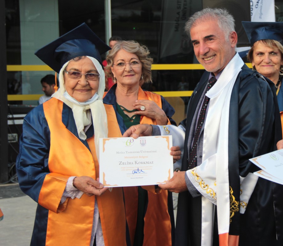 93 yaşında mezun oldular