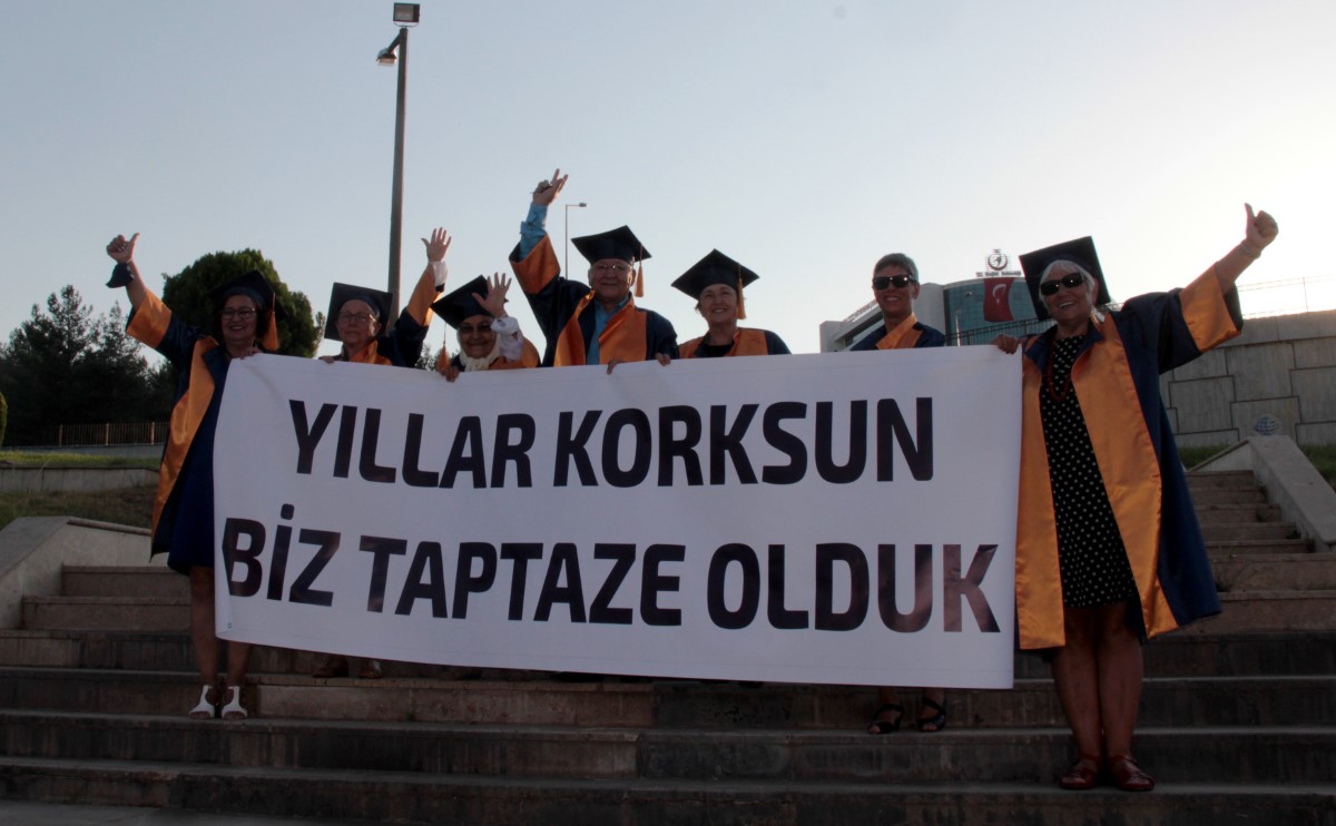 93 yaşında mezun oldular