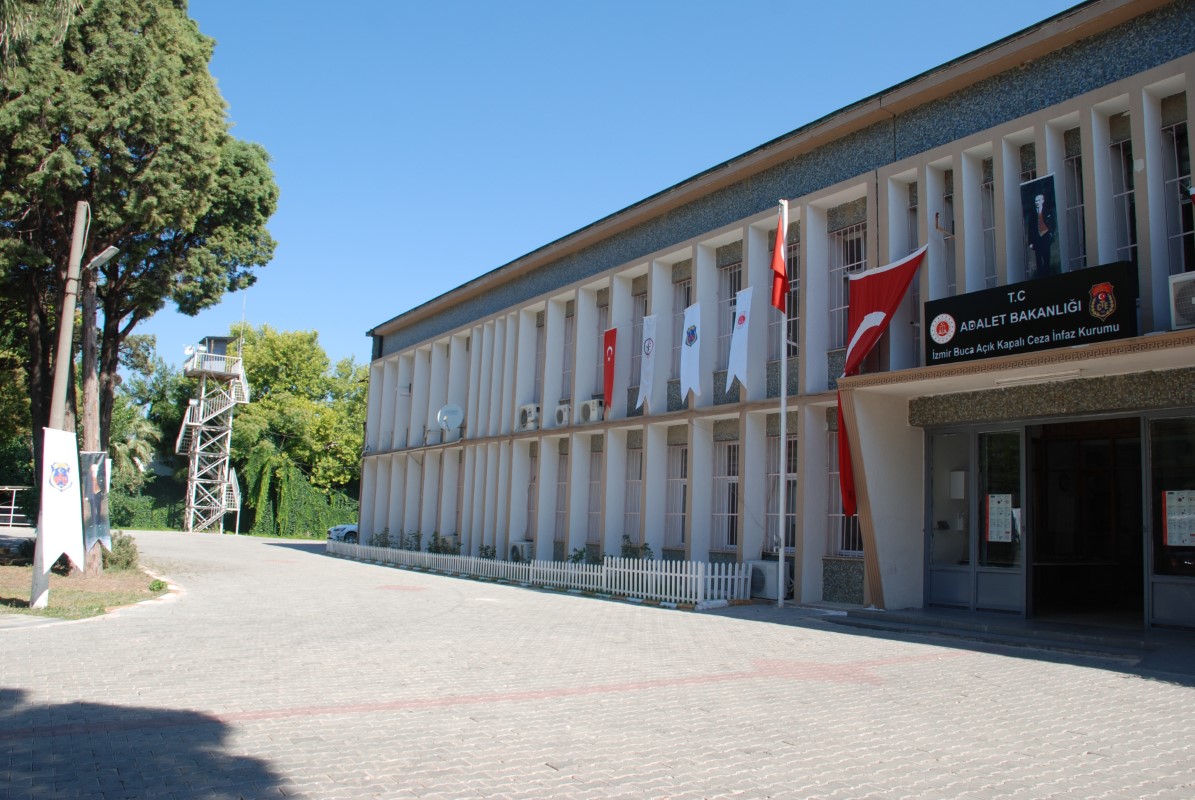 Bir dönem sona erdi: 62 yıllık Buca Cezaevi resmen kapatıldı