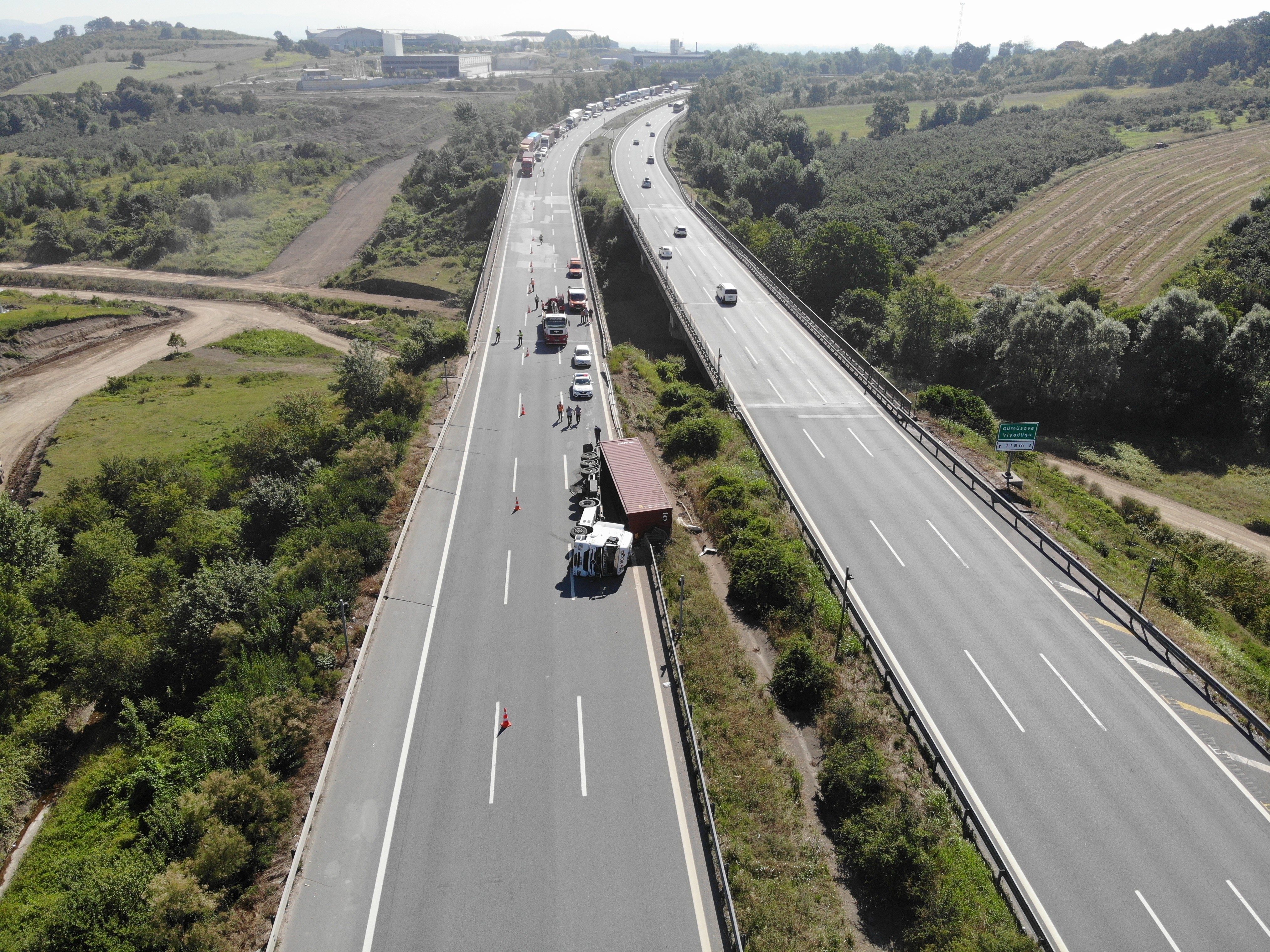 TEM Otoyolu’nda tır devrildi