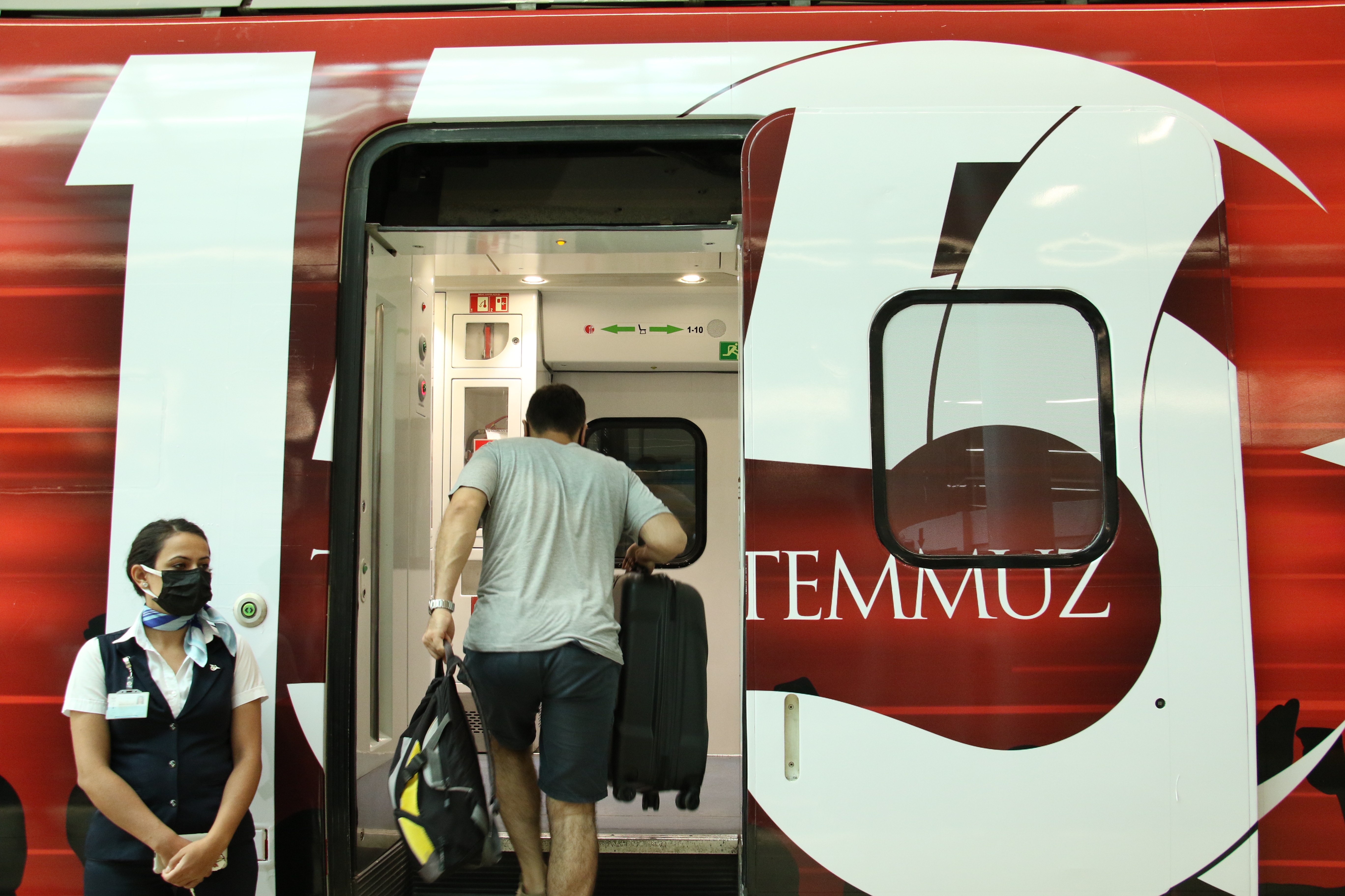15 Temmuz görseli giydirilen Yüksek Hızlı Tren İstanbul’a uğurlandı