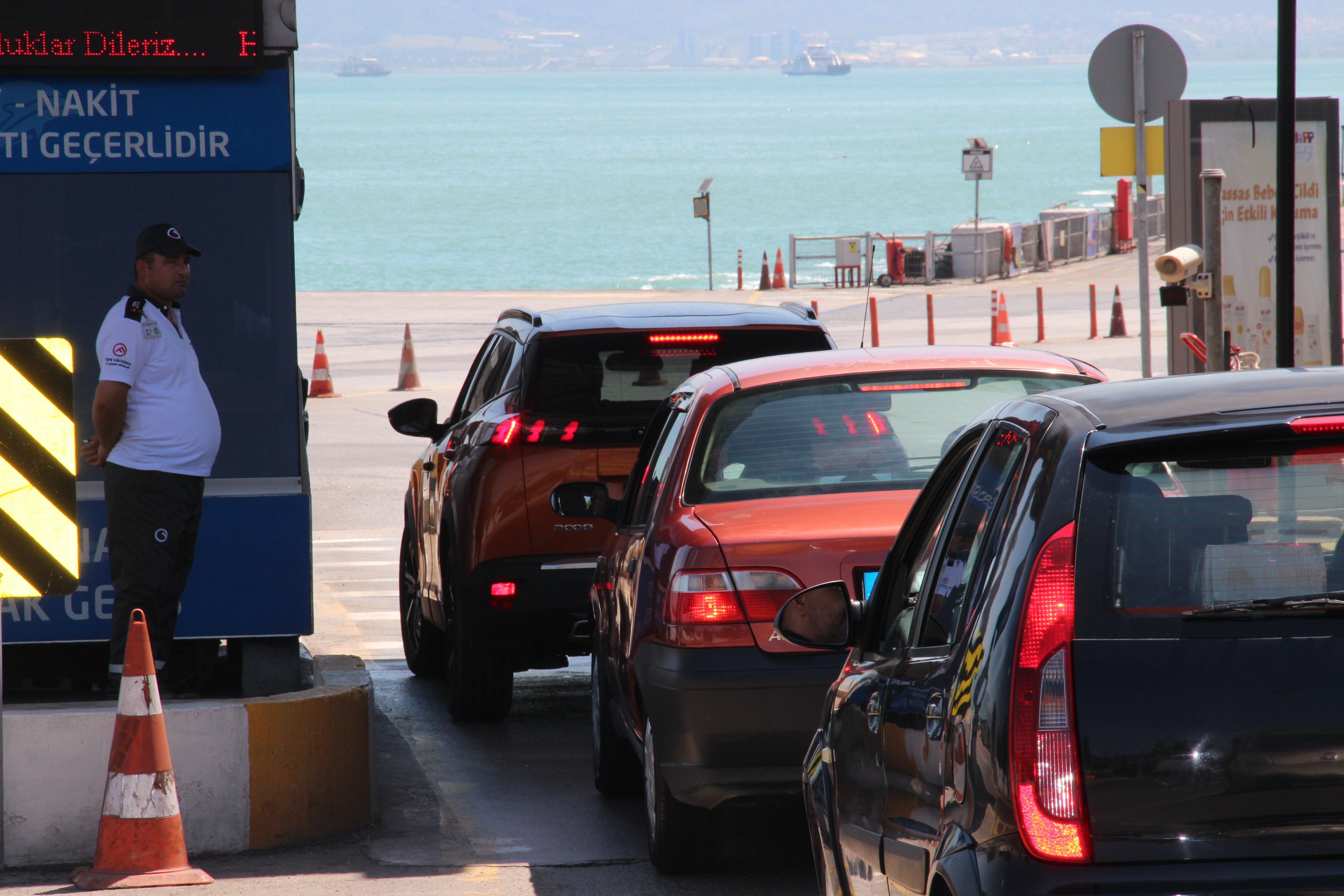 Bayram öncesi feribot iskelesi boş kaldı