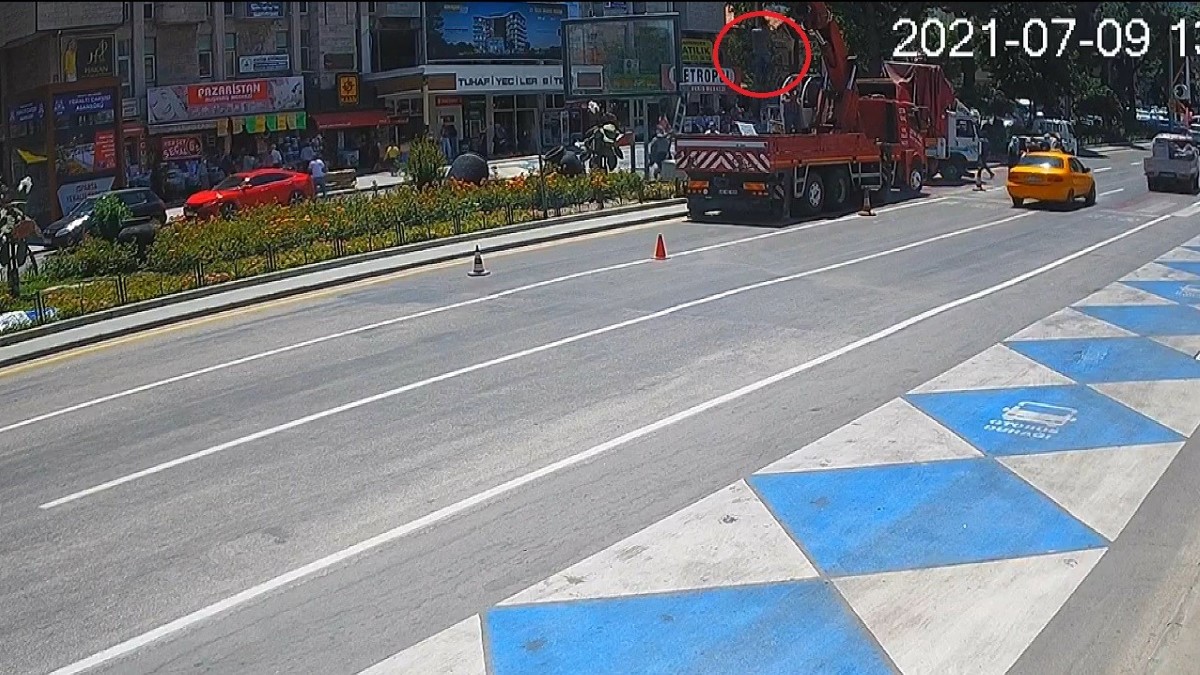 İşçinin hayatını hiçe sayan çalışma güvenlik kamerasına yansıdı