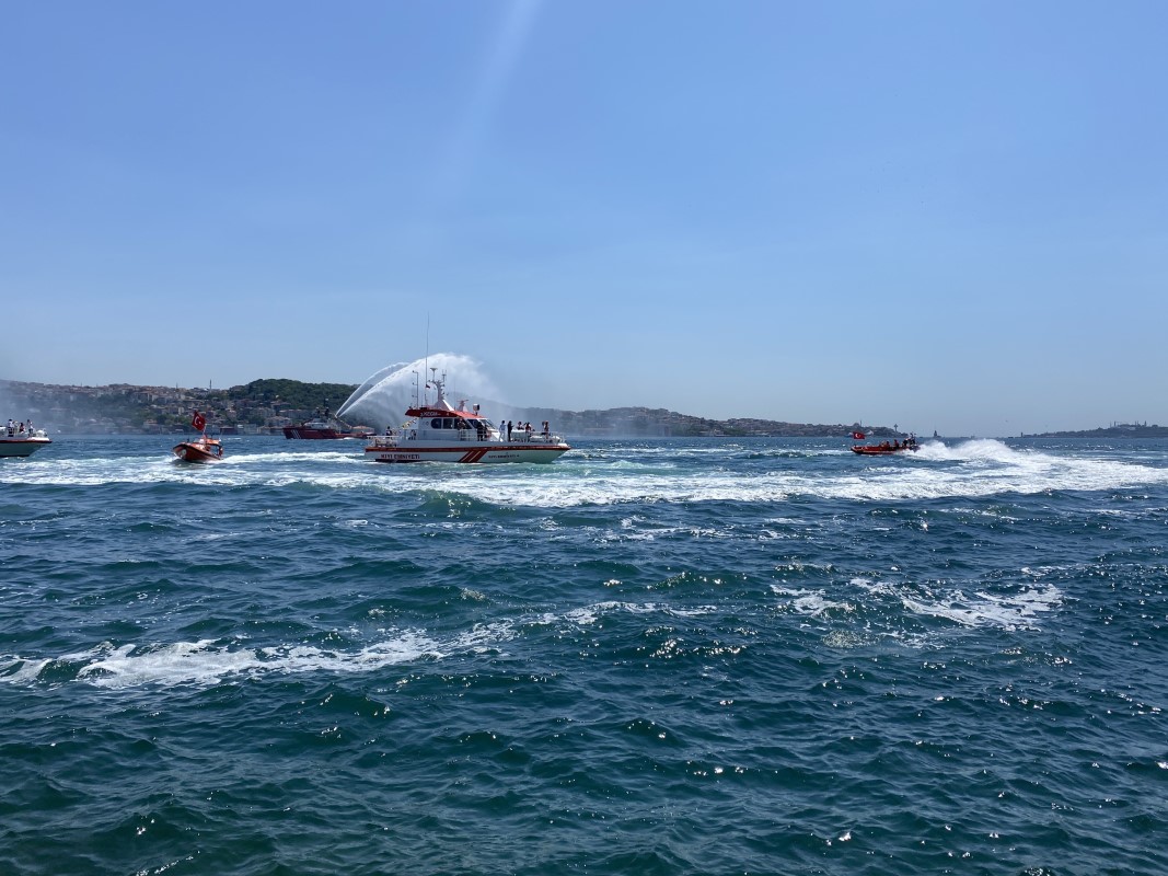 Kıyı Emniyeti gemilerinden Boğaz'da saygı geçişi