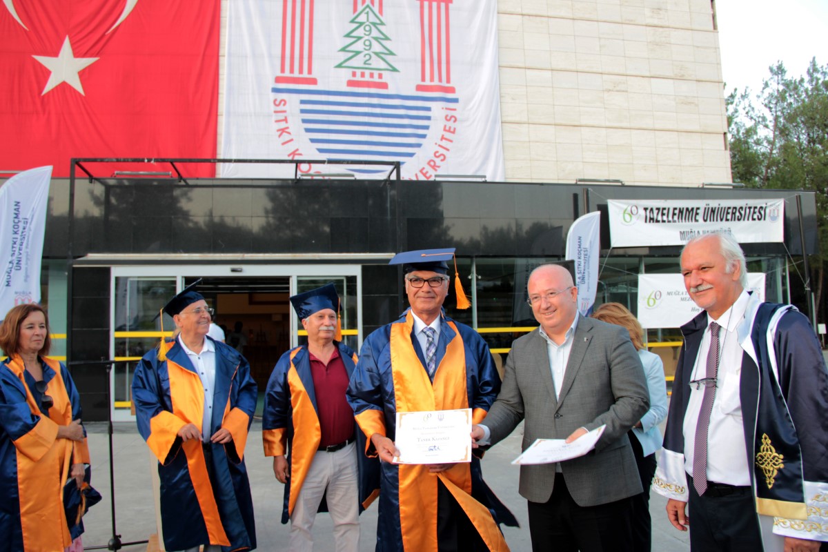 93 yaşında mezun oldular