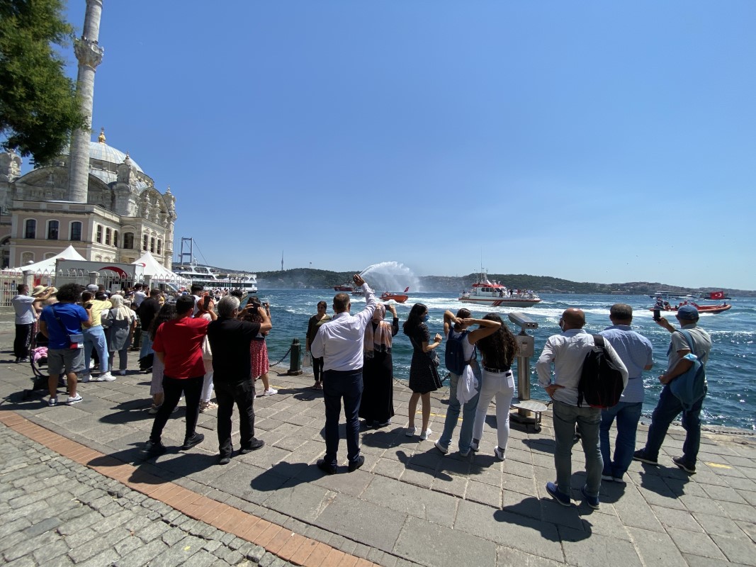 Kıyı Emniyeti gemilerinden Boğaz'da saygı geçişi