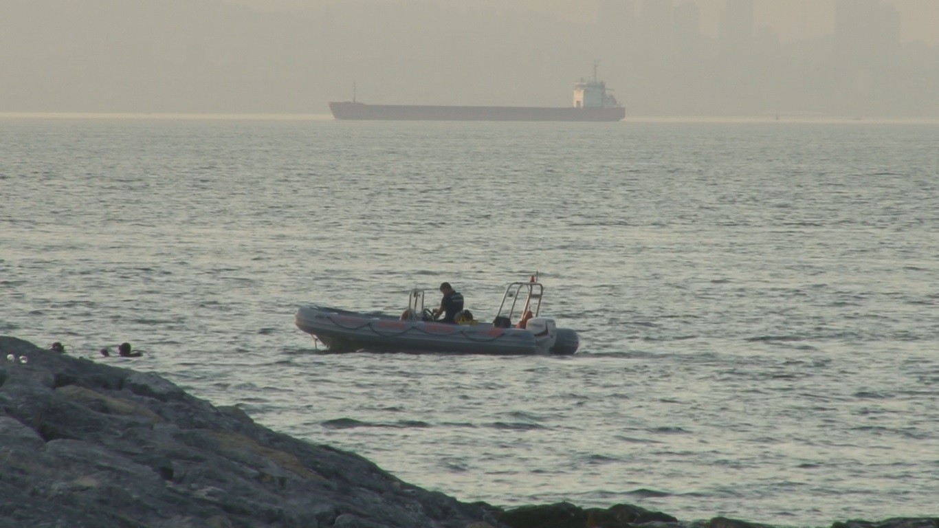 Samatya sahili açıklarında tekne ile denize açılan 4 kişiden 1'i suda kayboldu