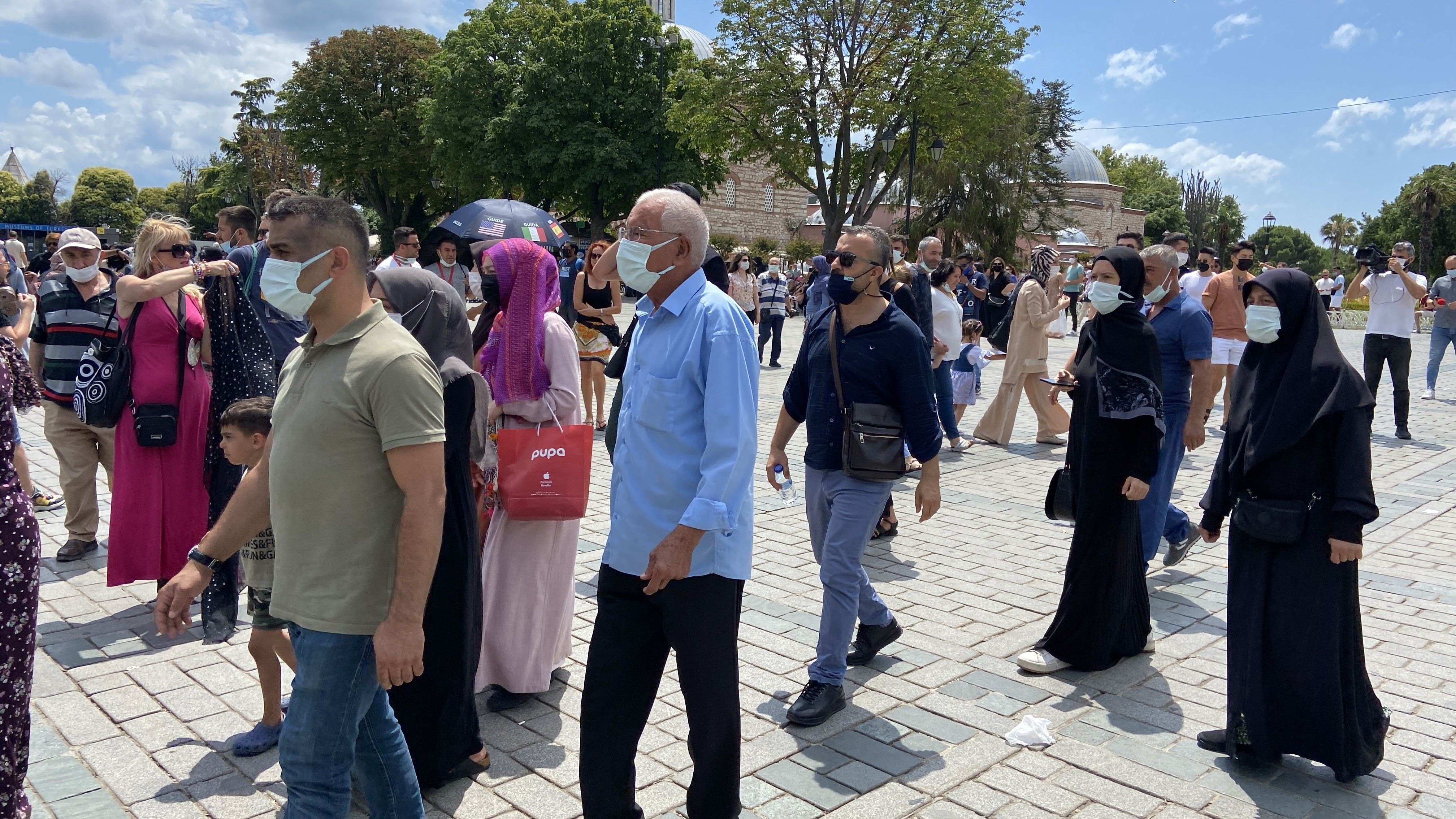 Ayasofya-i Kebir Camisi’nin ibadete açılmasının yıl dönümünde ziyaretçi akını