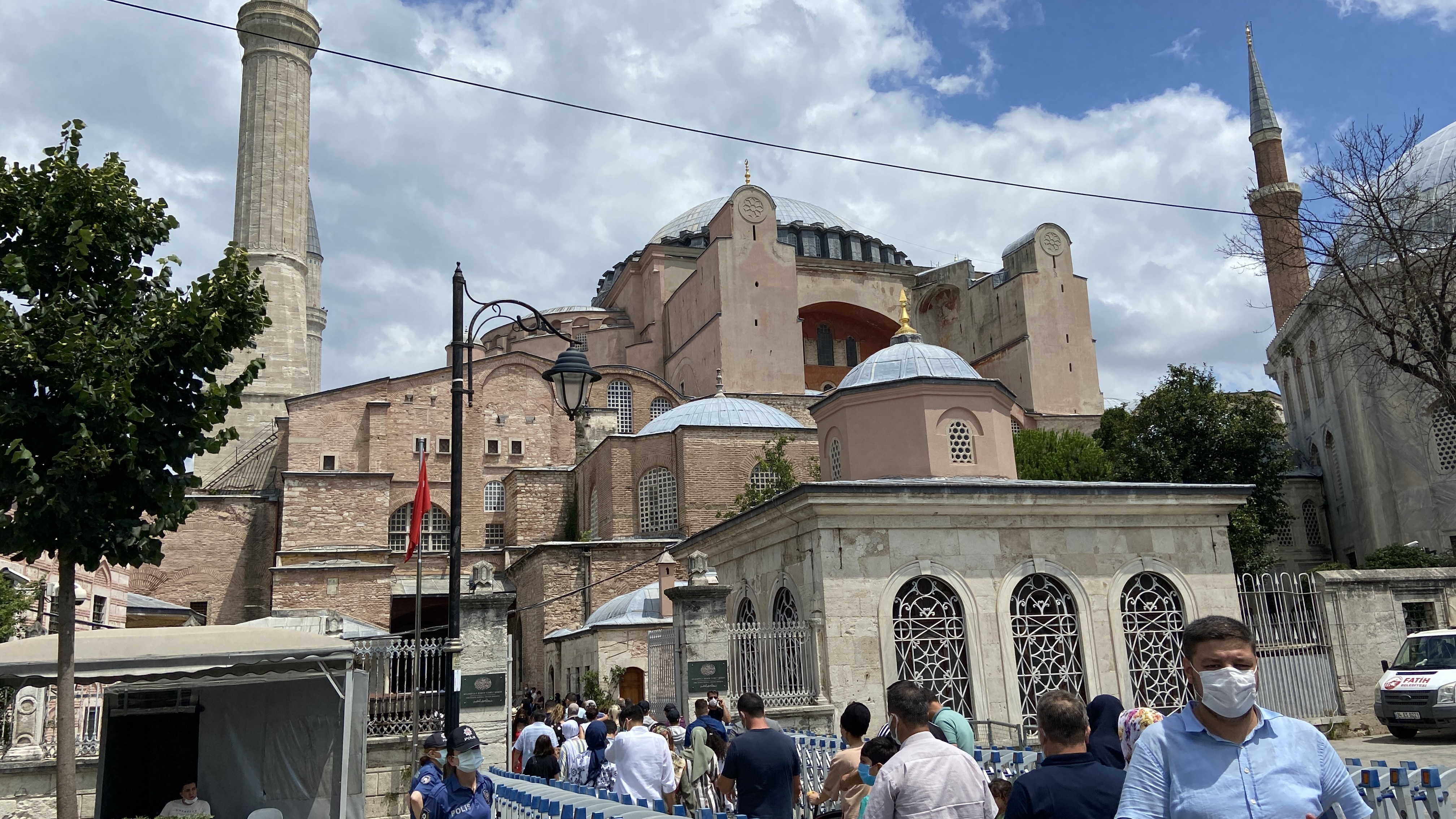 Ayasofya-i Kebir Camisi’nin ibadete açılmasının yıl dönümünde ziyaretçi akını