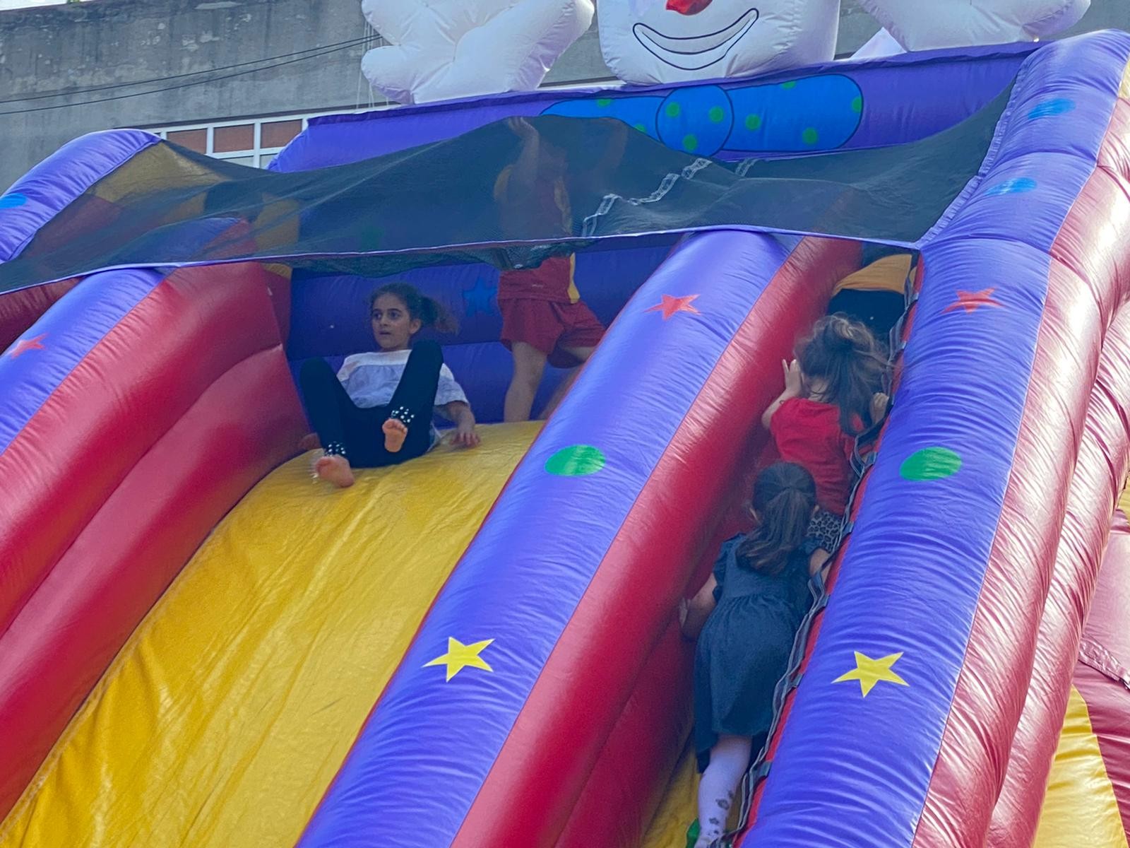 Sultangazili çocuklar bayramda eğlenceye doyuyor