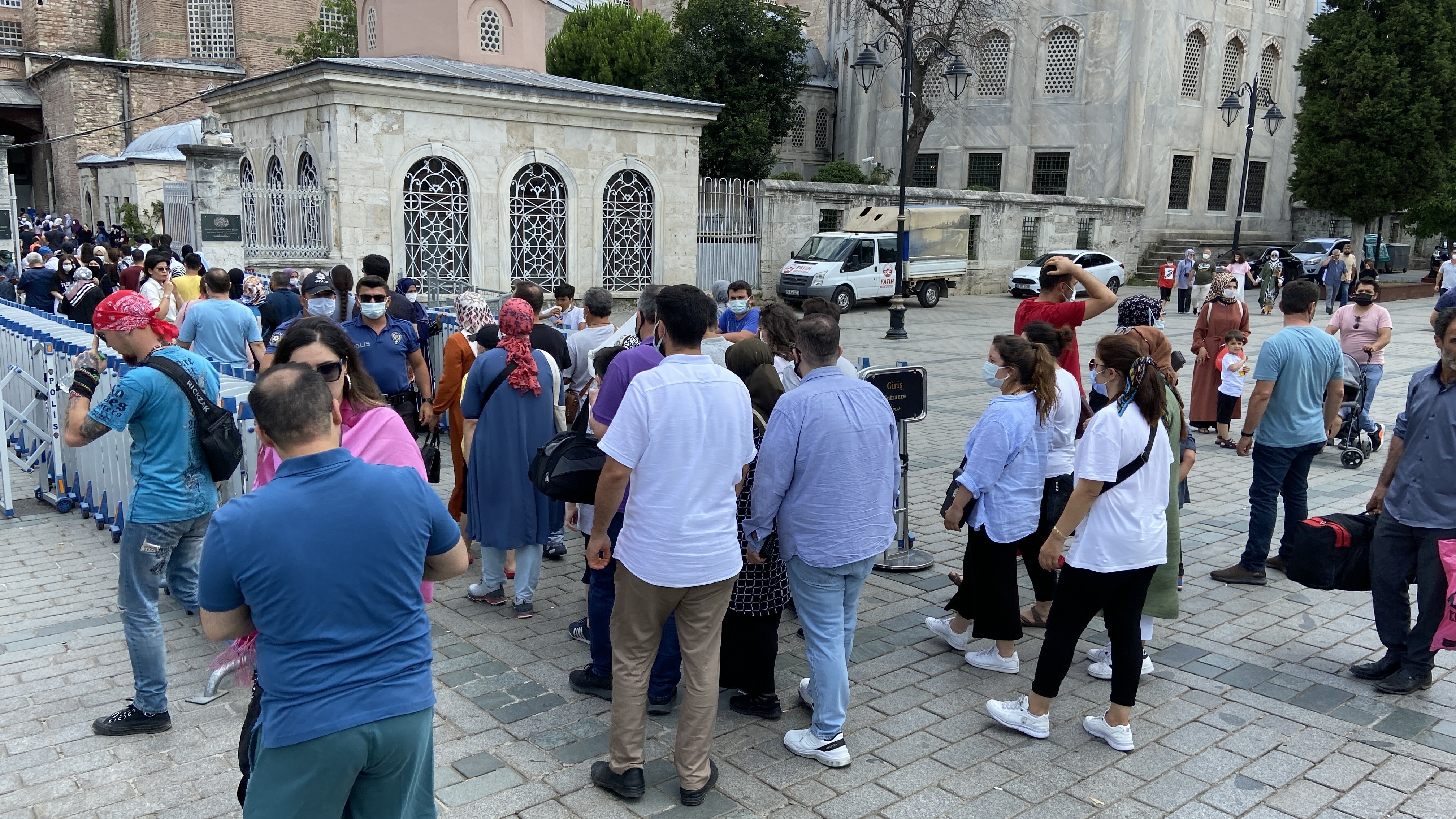 Ayasofya-i Kebir Camisi’nin ibadete açılmasının yıl dönümünde ziyaretçi akını