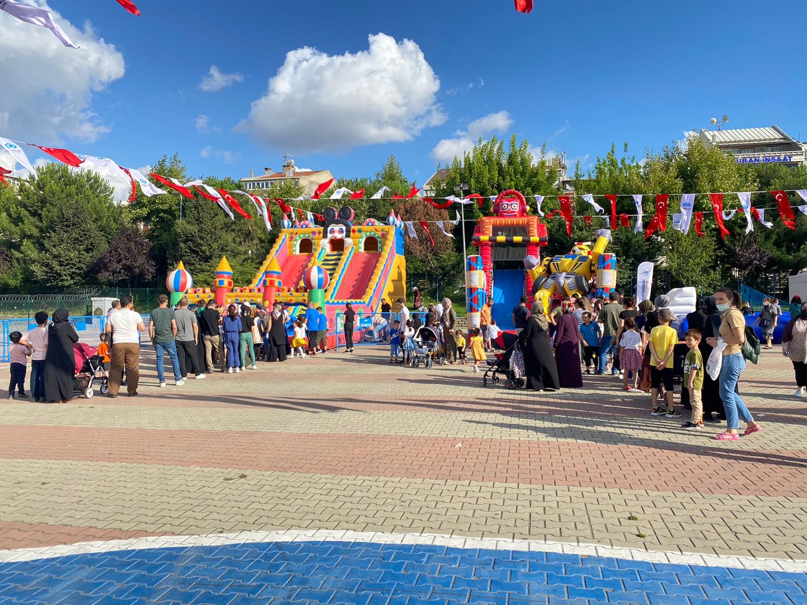 Sultangazili çocuklar bayramda eğlenceye doyuyor