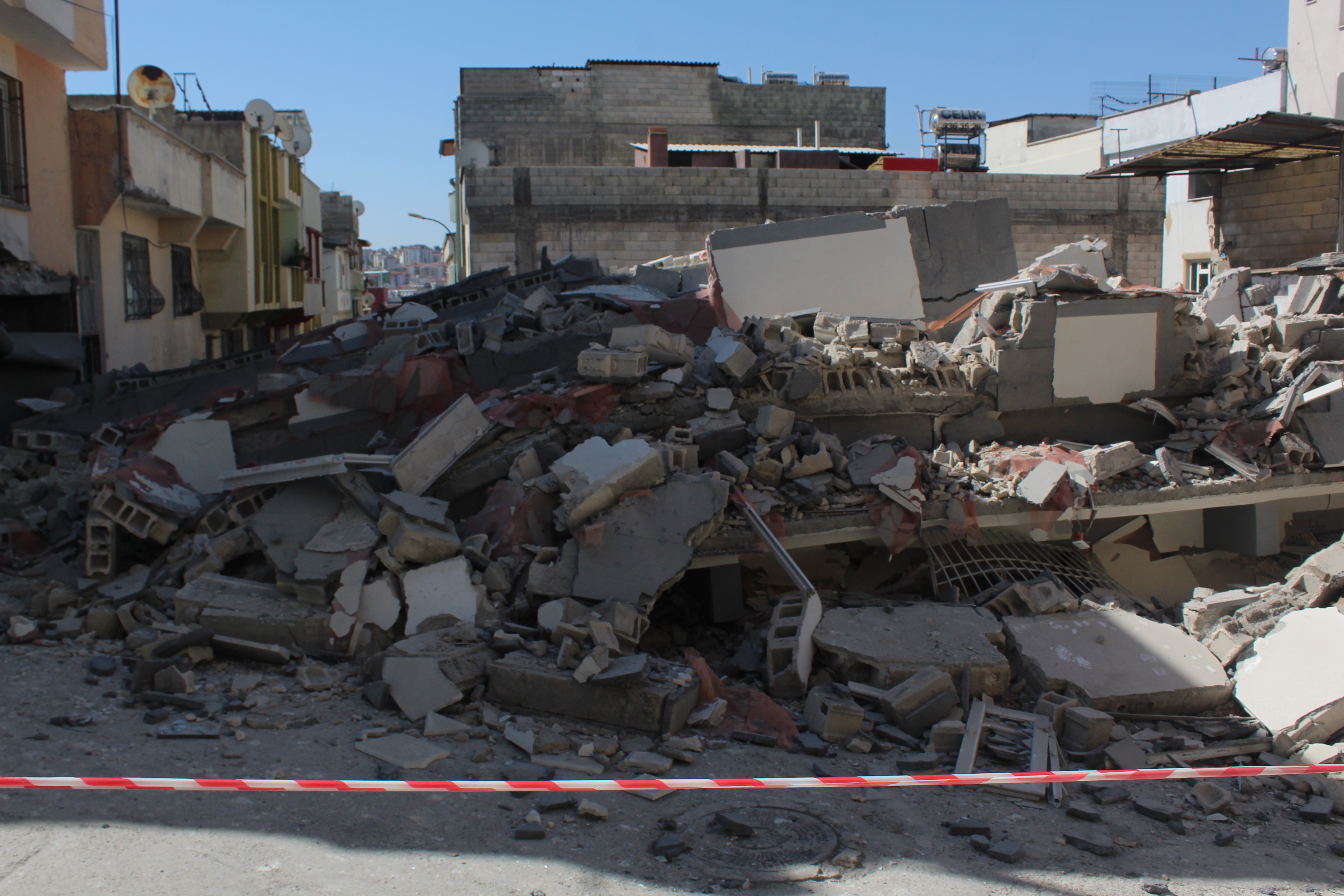 Gaziantep’te yeni yapılan 5 katlı bina çöktü, facianın eşiğinden dönüldü