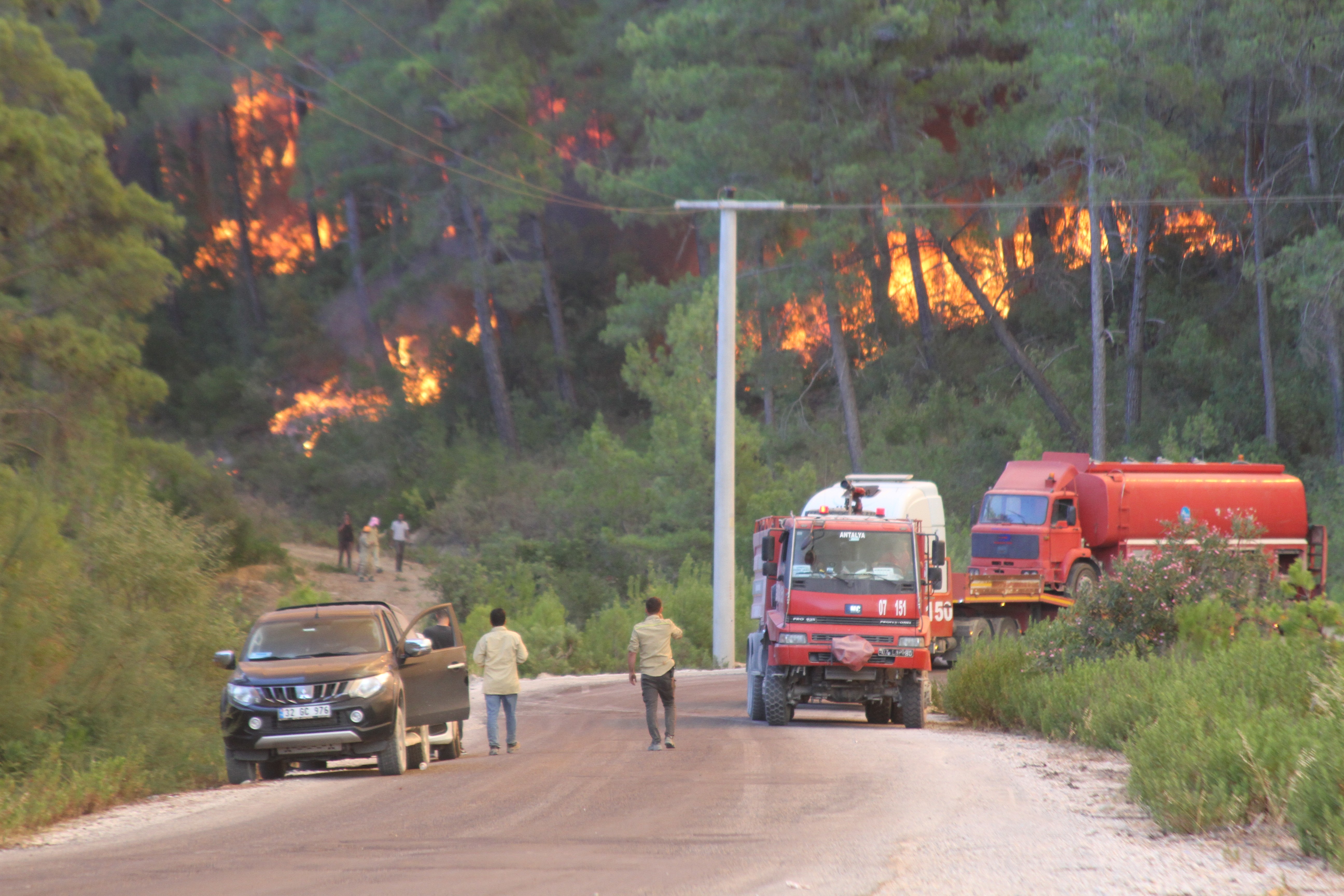 Manavgat’ta orman yangını devam ediyor, metrelerce yükselen alevler böyle görüntülendi