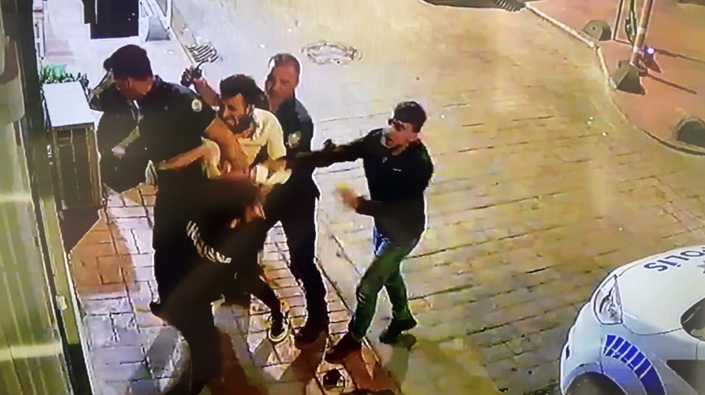 Genç Şarkıcı Çağatay Akman, oyuncu Öykü Uslu’yu darp etti