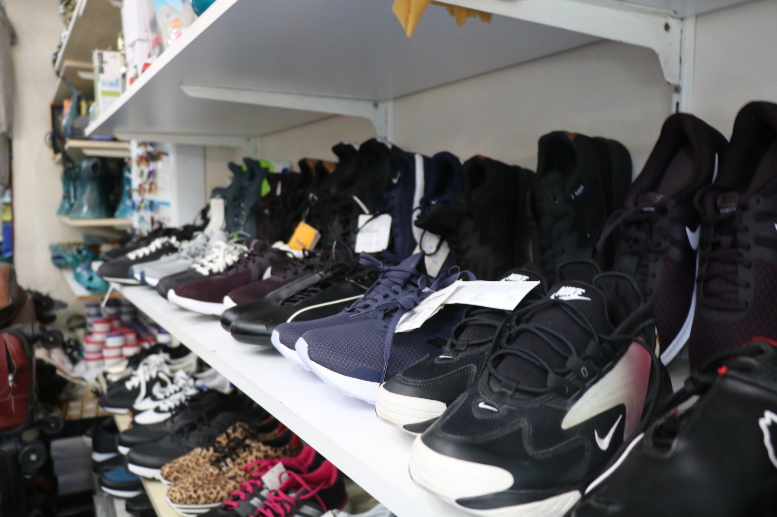 Havalimanında unutulan eşyalar satışa sunuldu