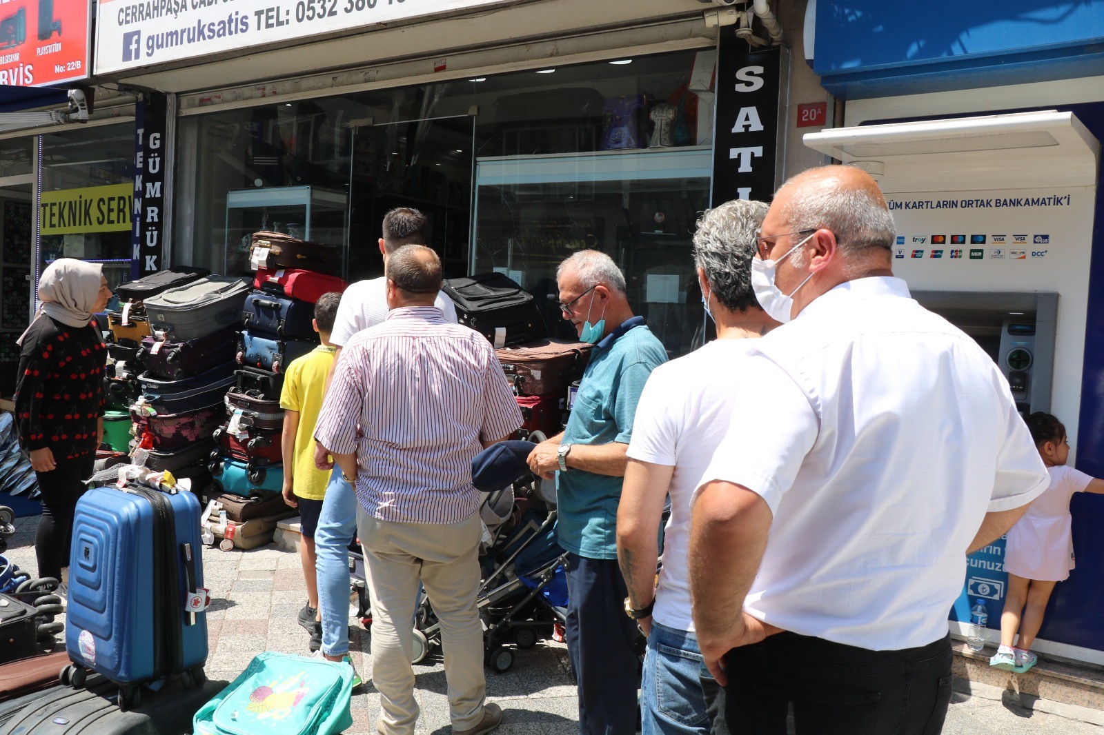 Havalimanında unutulan eşyalar satışa sunuldu