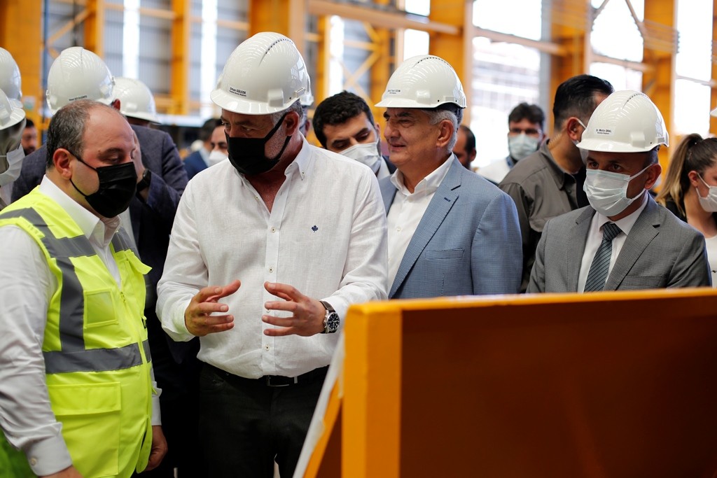 Bakan Varank dünyanın en büyük gemisine ilk kaynağı yaptı