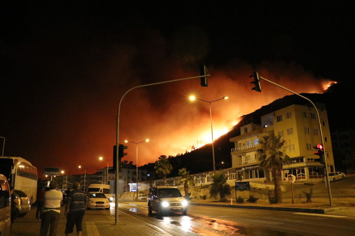 Aydıncık'taki yangın yerleşim yerlerini tehdit etmeye başladı