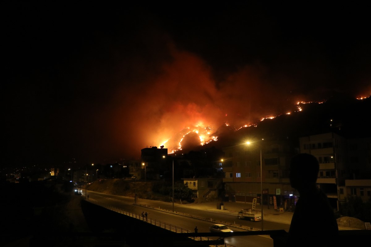 Aydıncık'taki yangın yerleşim yerlerini tehdit etmeye başladı