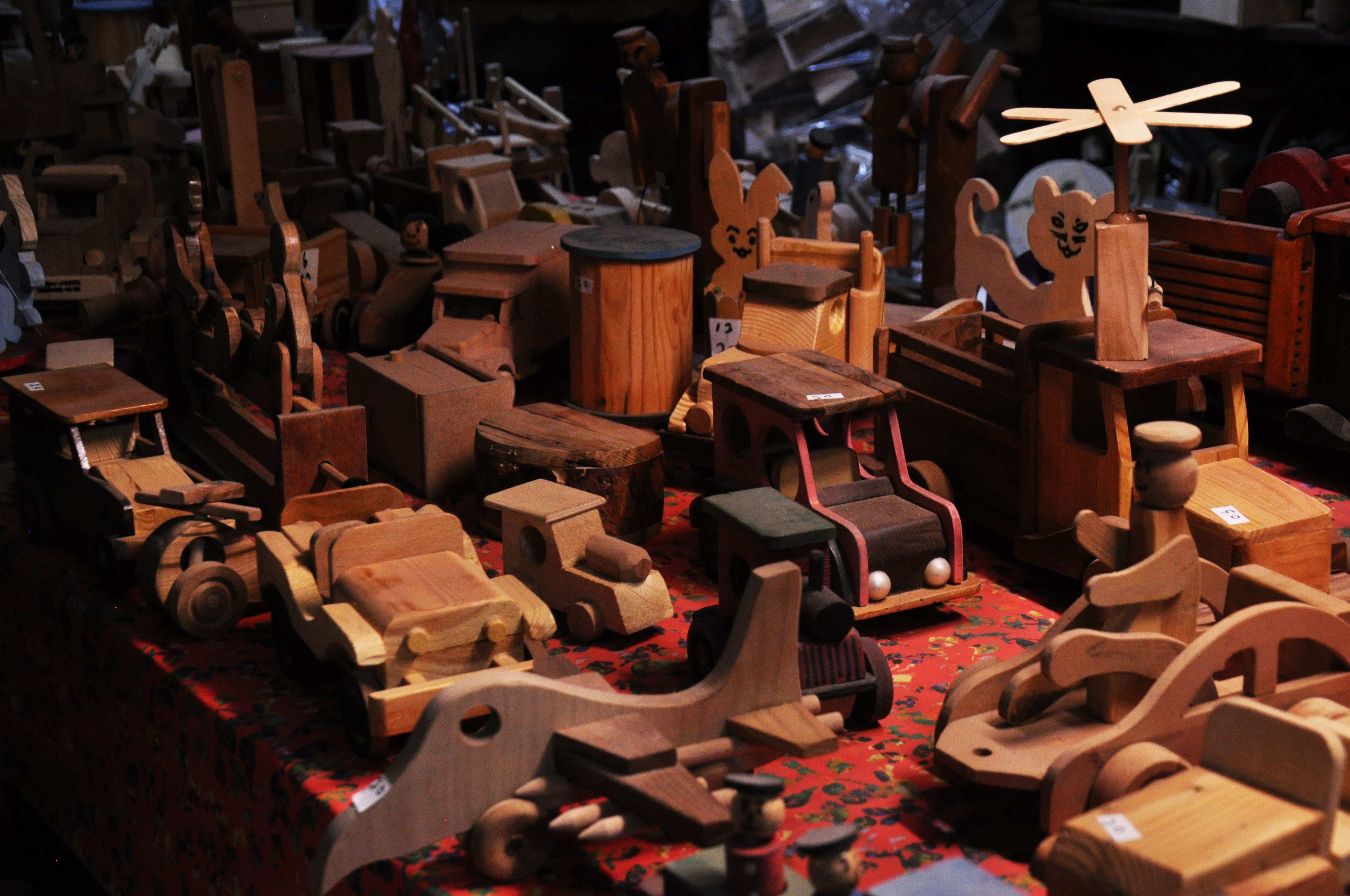 Atık ahşaplardan dönüştürdüğü oyuncaklarıyla ‘Ahşap Dostu’ öğretmen