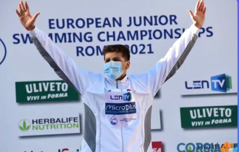 Hem yüzmede hem okulda şampiyon