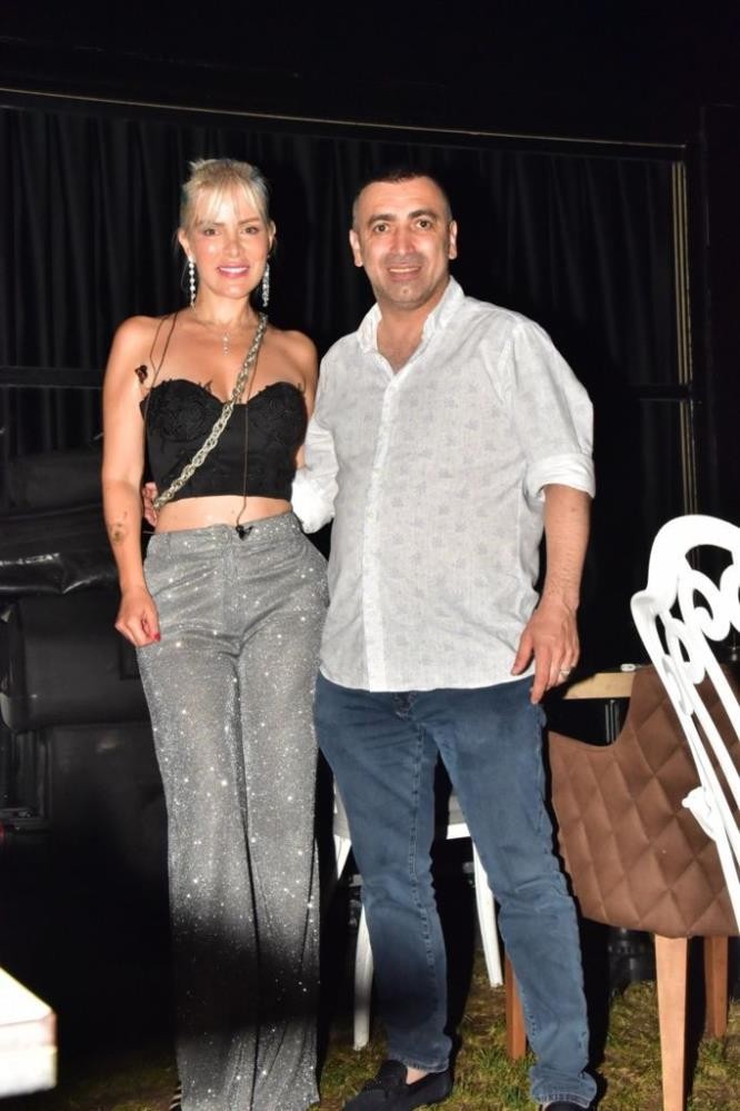 İş adamı Gökhan Reis'in düzenlediği bayram etkinliğinde Ferda Anıl Yarkın ve Ömür Gedik sahne aldı