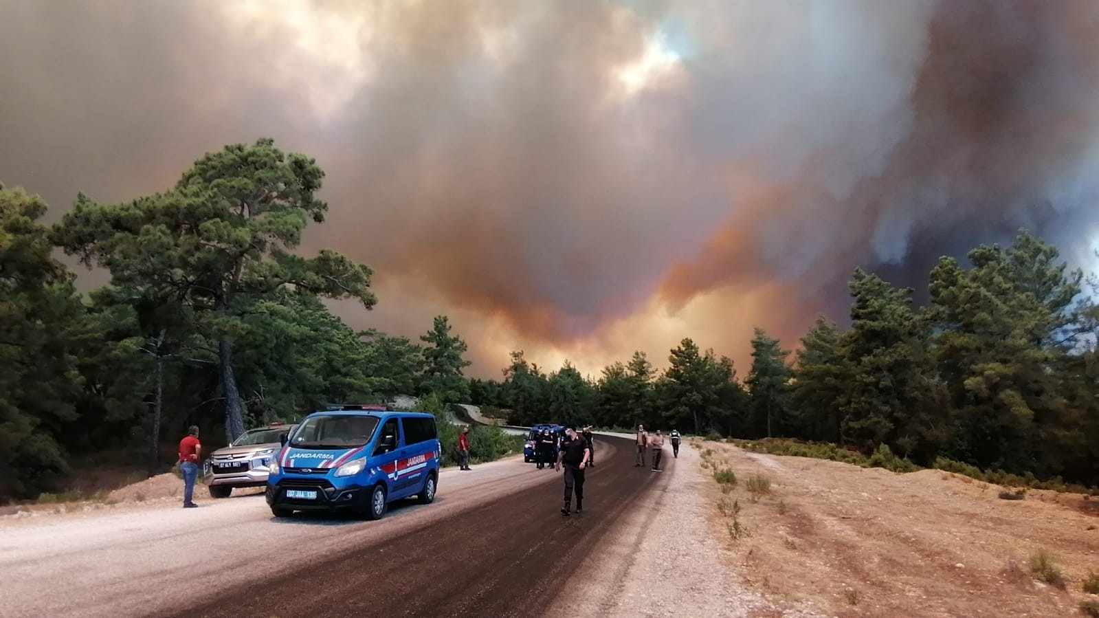 Antalya'daki orman yangını büyüyor! Rüzgar müdahaleyi zorlaştırıyor