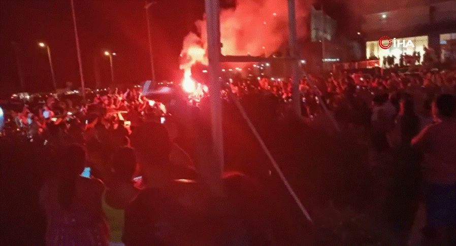 Tunus’ta Başbakan görevden alındı, meclisin yetkileri donduruldu, halk kutlama yaptı