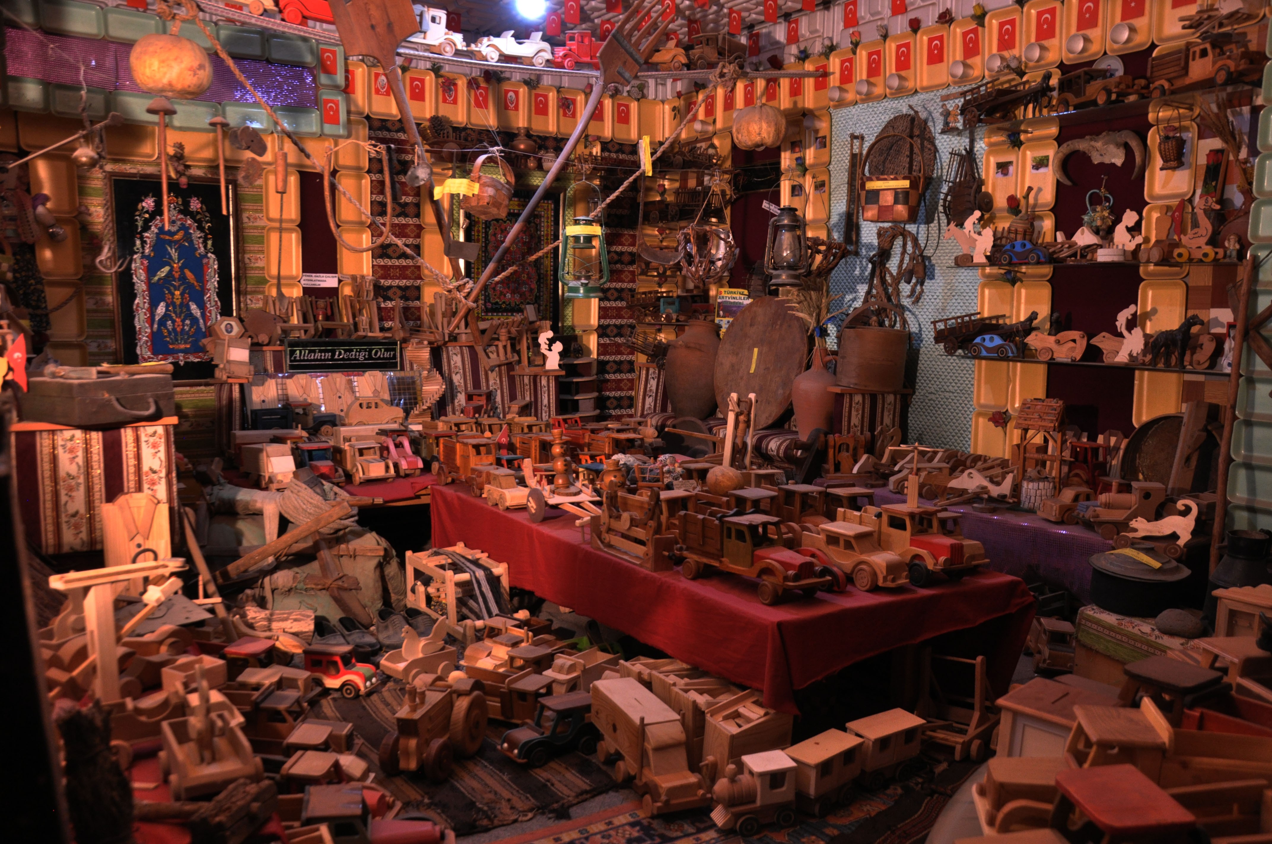 Atık ahşaplardan dönüştürdüğü oyuncaklarıyla ‘Ahşap Dostu’ öğretmen