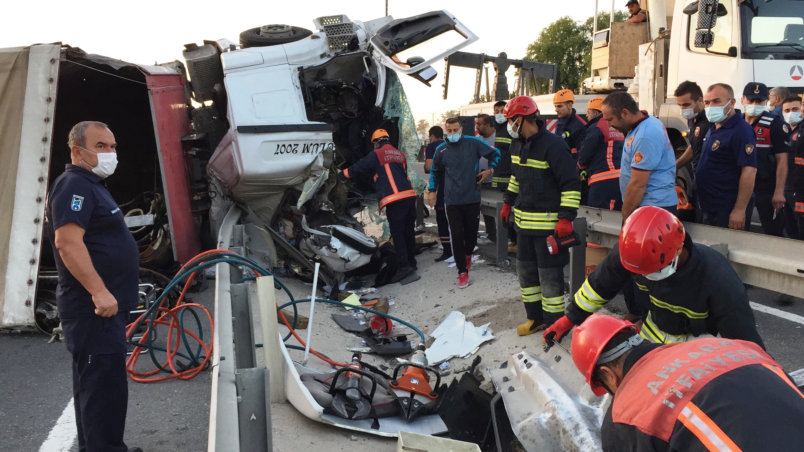 Devrilen tır karayolunu kapattı, zincirleme kaza oldu