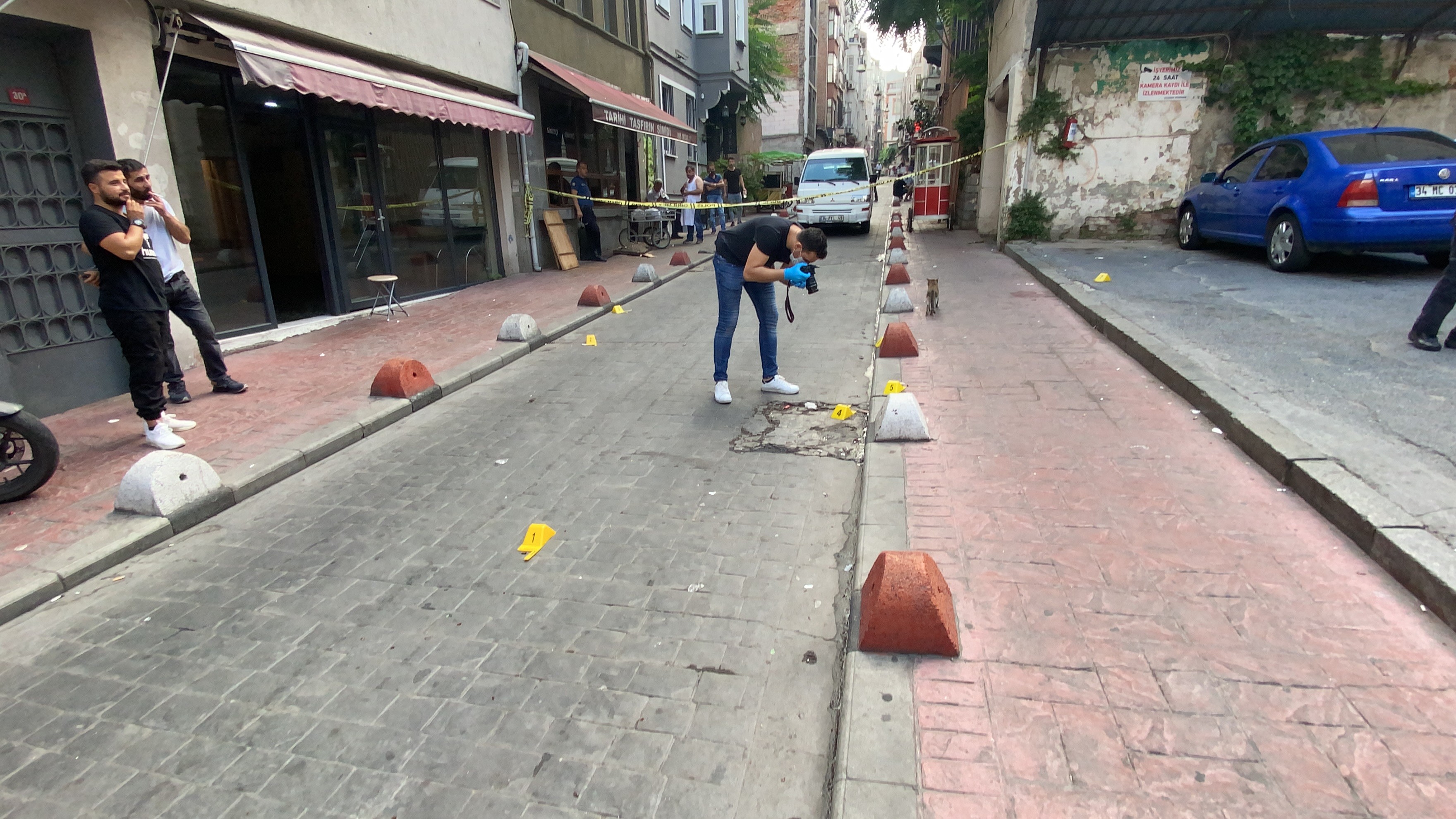 Beyoğlu'nda cinayet anları kamerada: 1 ölü, 1 yaralı