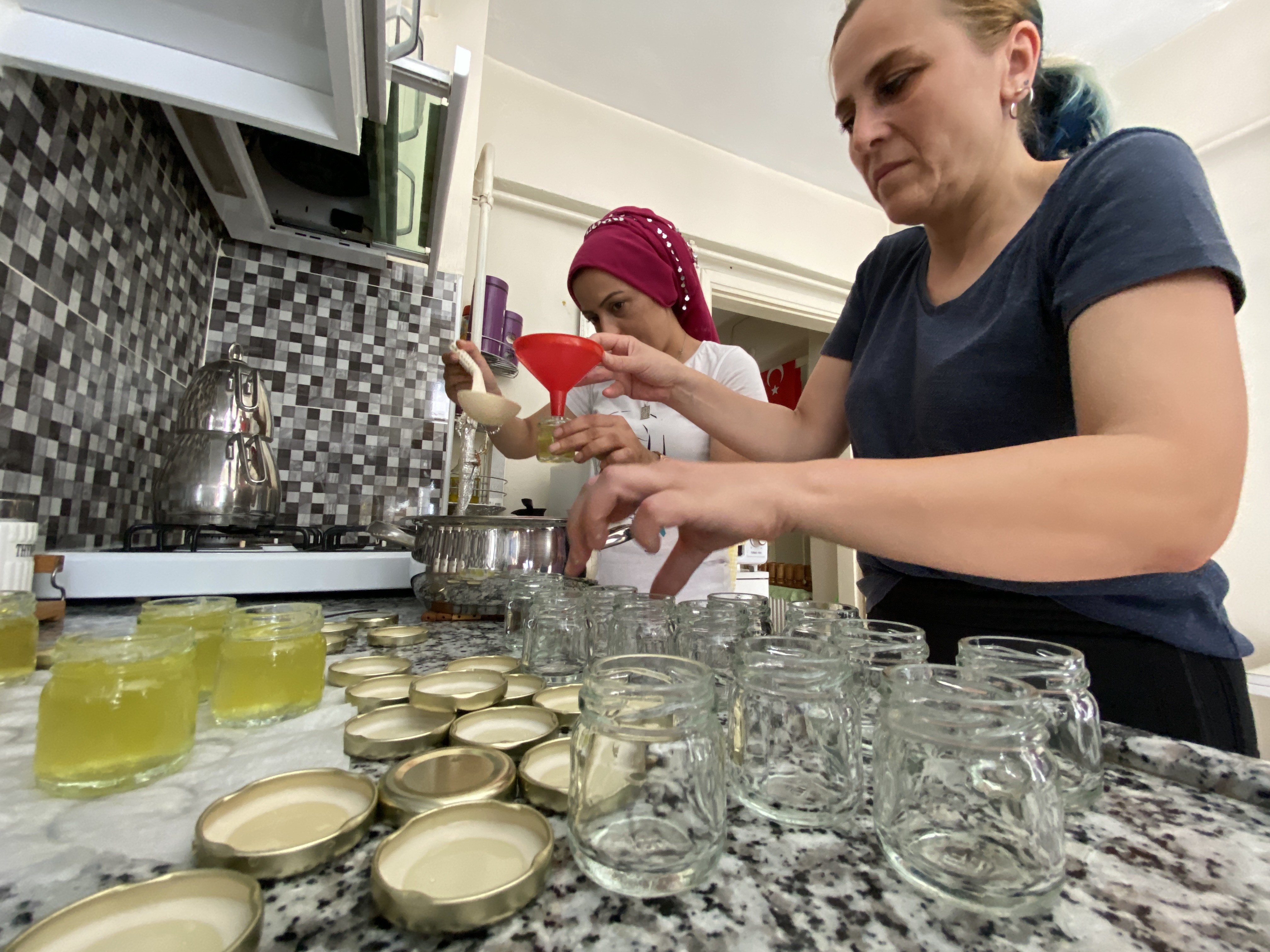 Elleriyle yanık kremi yapıp, yangın bölgelerine gönderdi