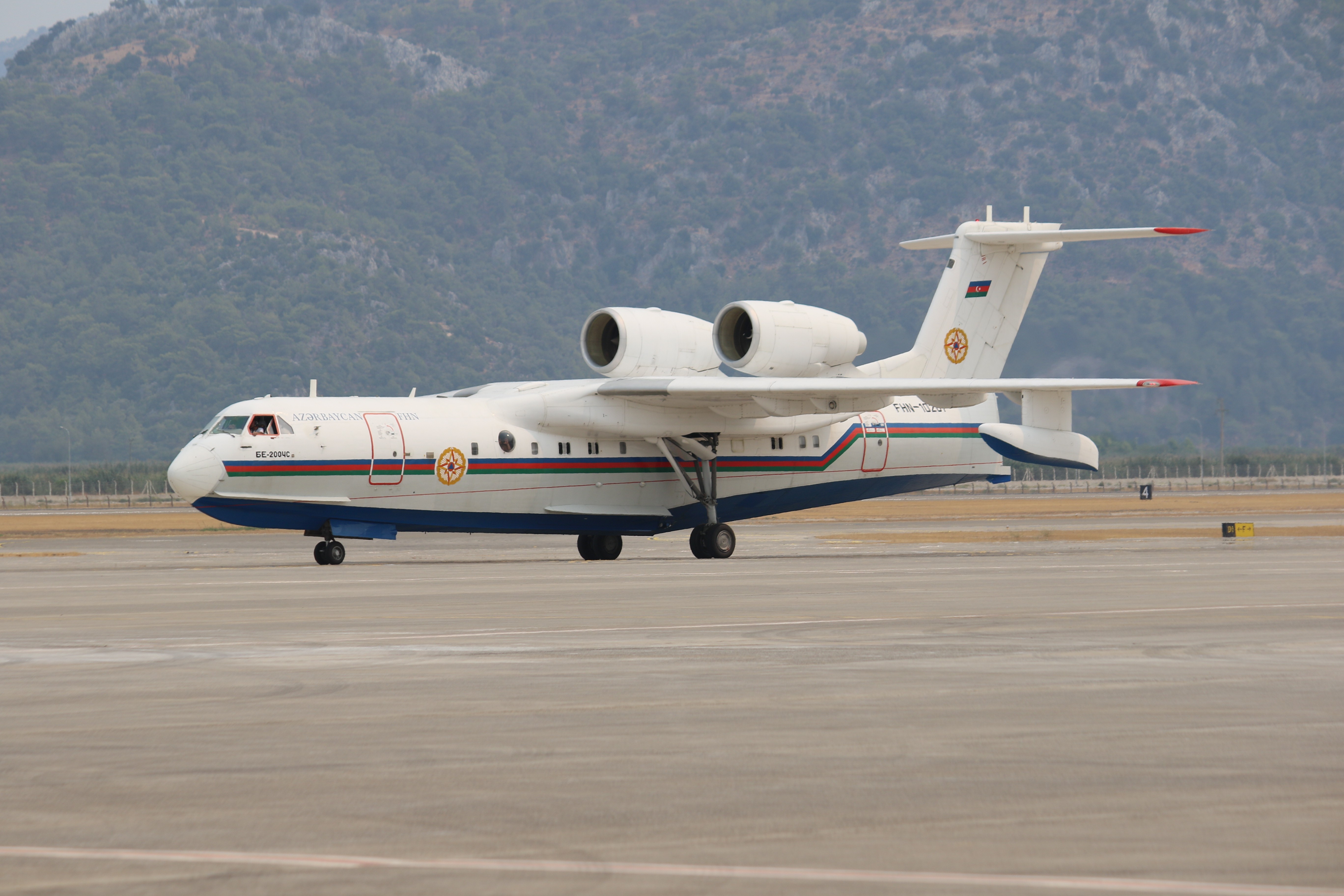 Azerbaycan'dan gelen amfibi yangın söndürme uçağı çalışmalara başladı