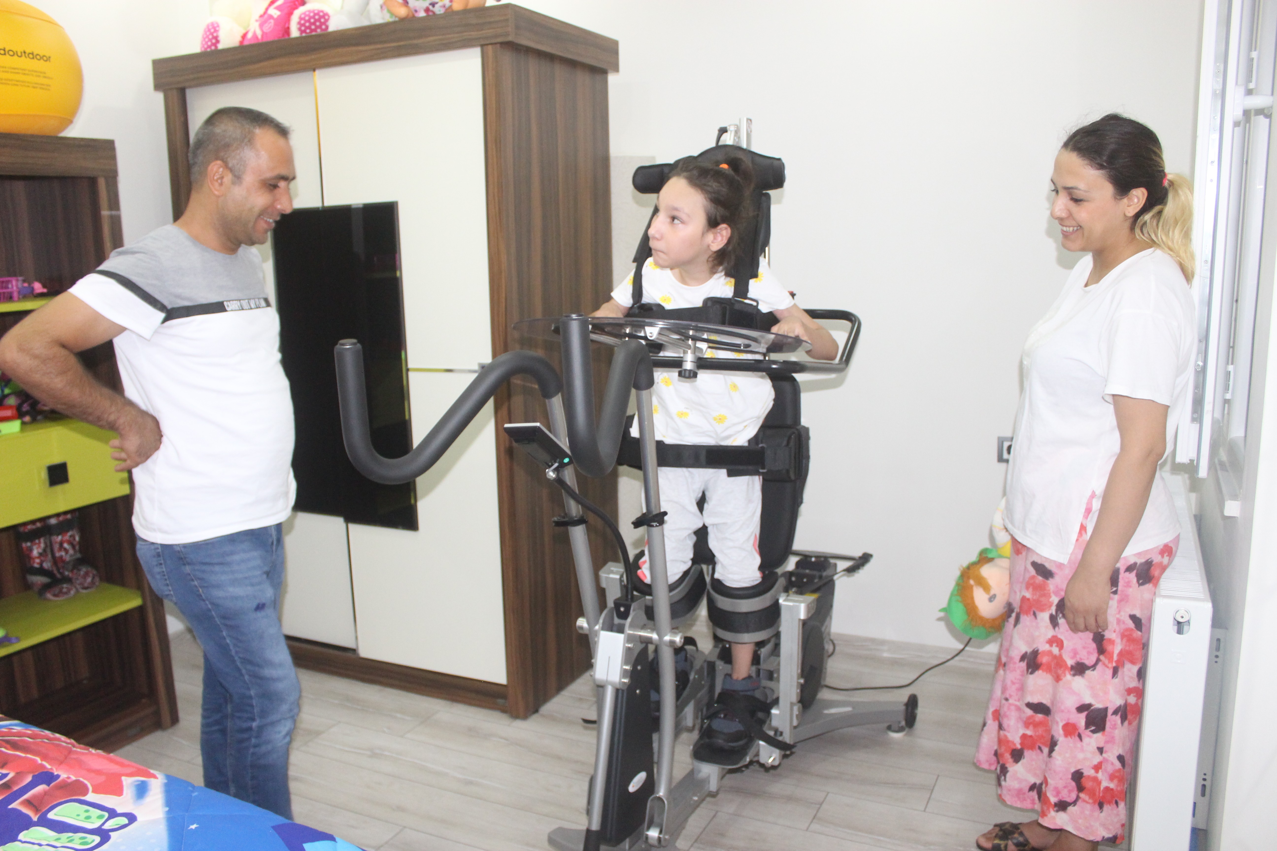 Cumhurbaşkanı Erdoğan, Serebral Palsi Hastası Yaren’in yüzünü güldürdü