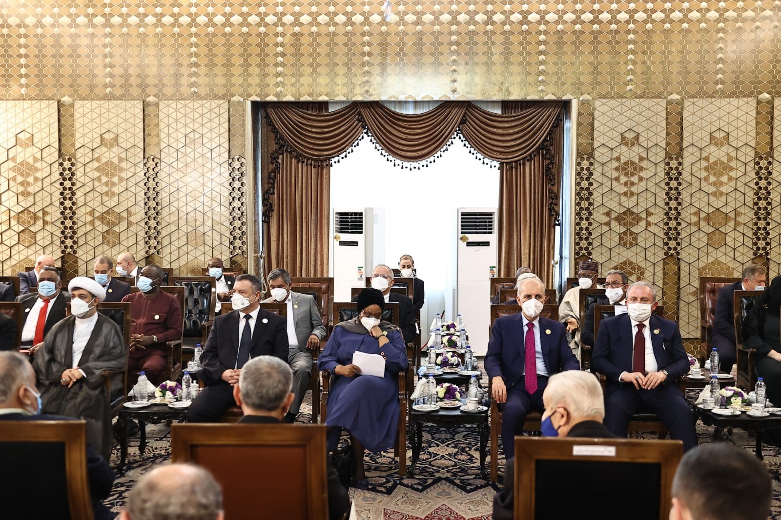 İran’ın yeni Cumhurbaşkanı İbrahim Reisi, resmen görevine başladı