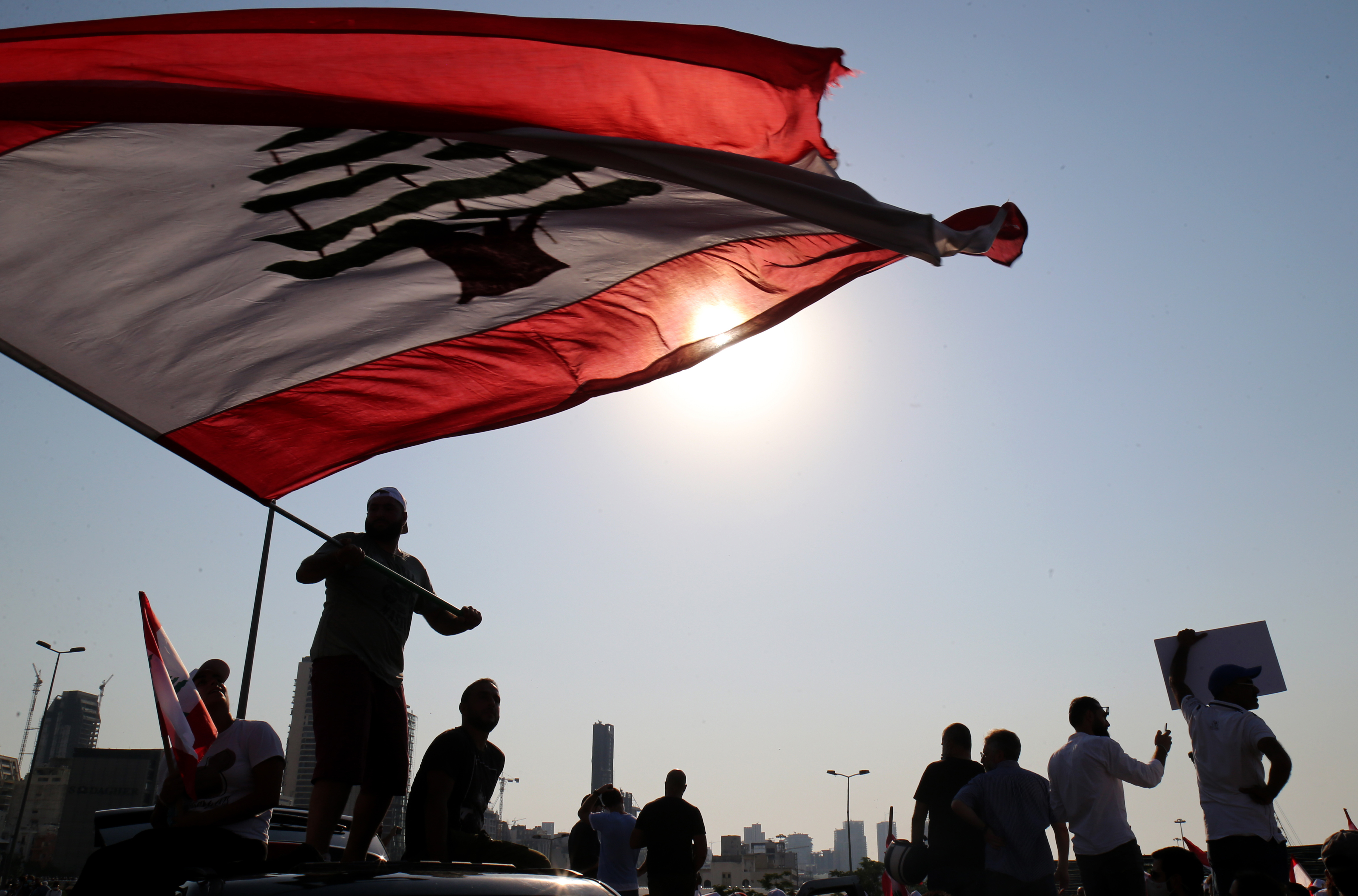 Beyrut’taki patlamanın yıldönümünde binlerce Lübnanlı sokaklara döküldü