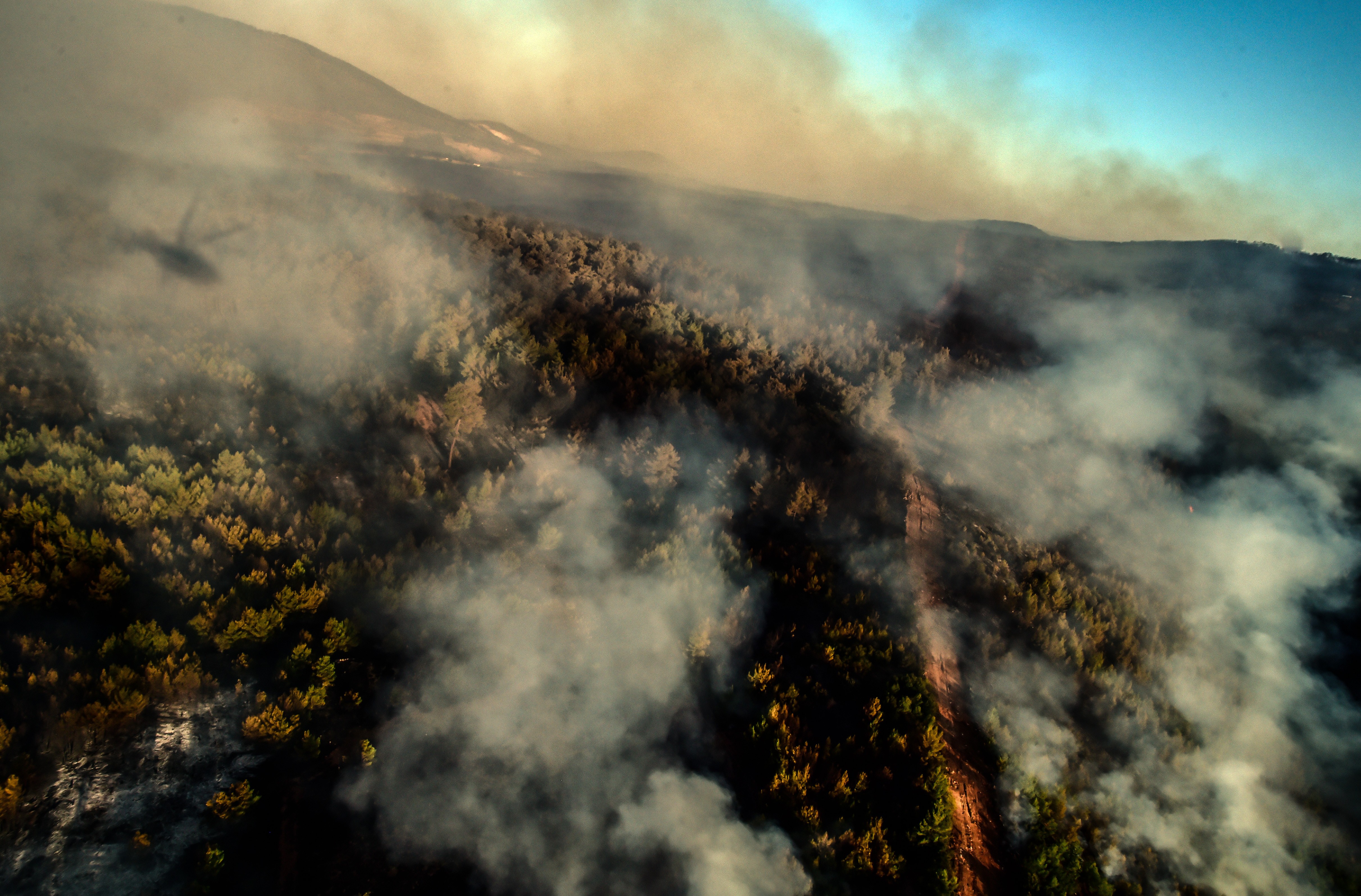 Marmaris'te orman yangınlarına yapılan müdahale helikopterden görüntülendi