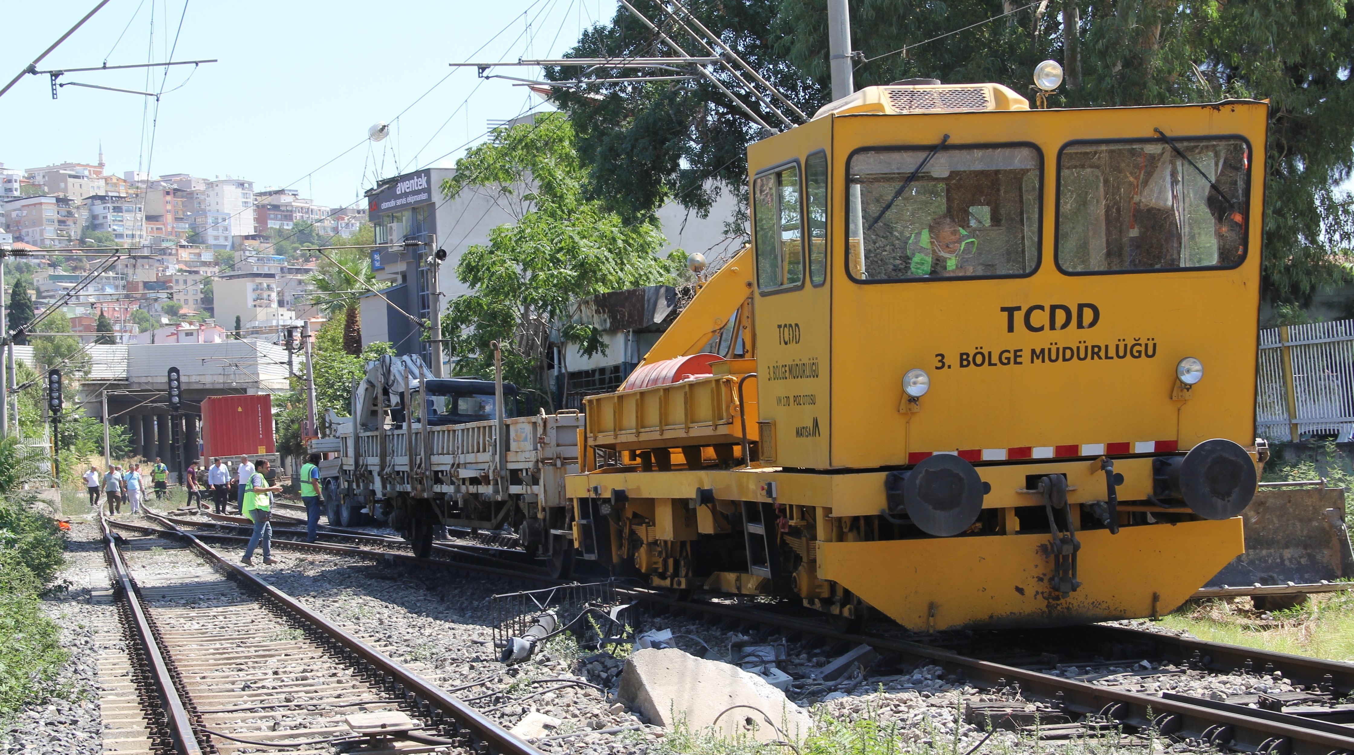 İzmir’de yük treni raydan çıktı, İZBAN seferleri aksadı