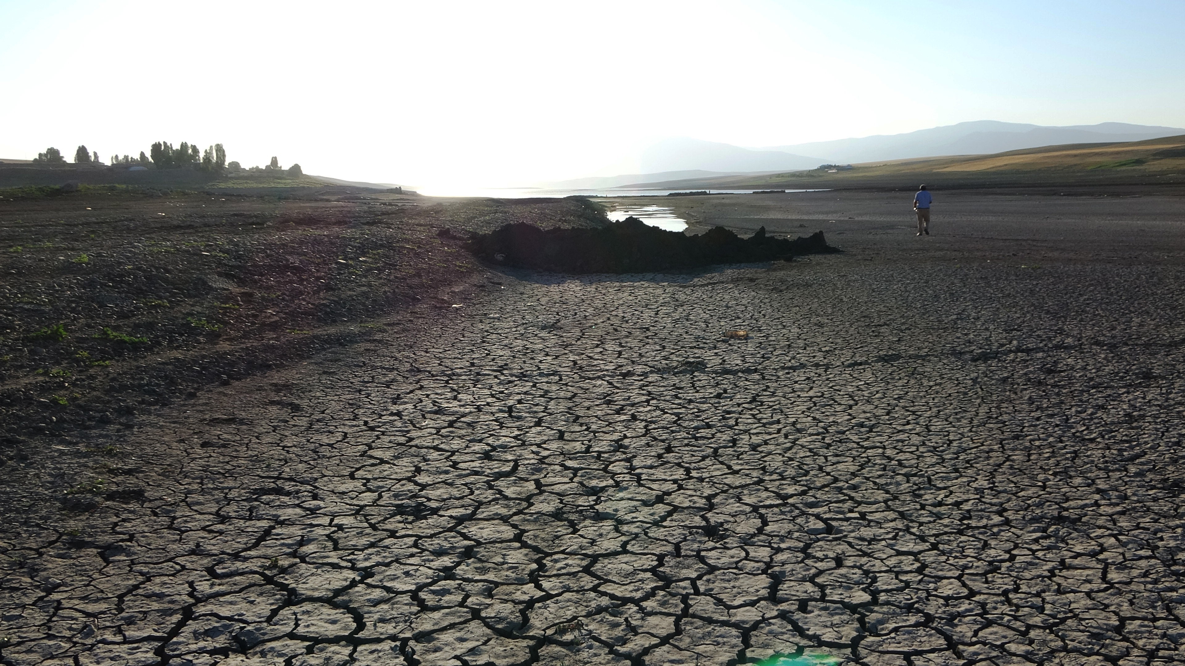 Alparslan-1 Barajı'nda sular çekildi, kayıklar karaya oturdu