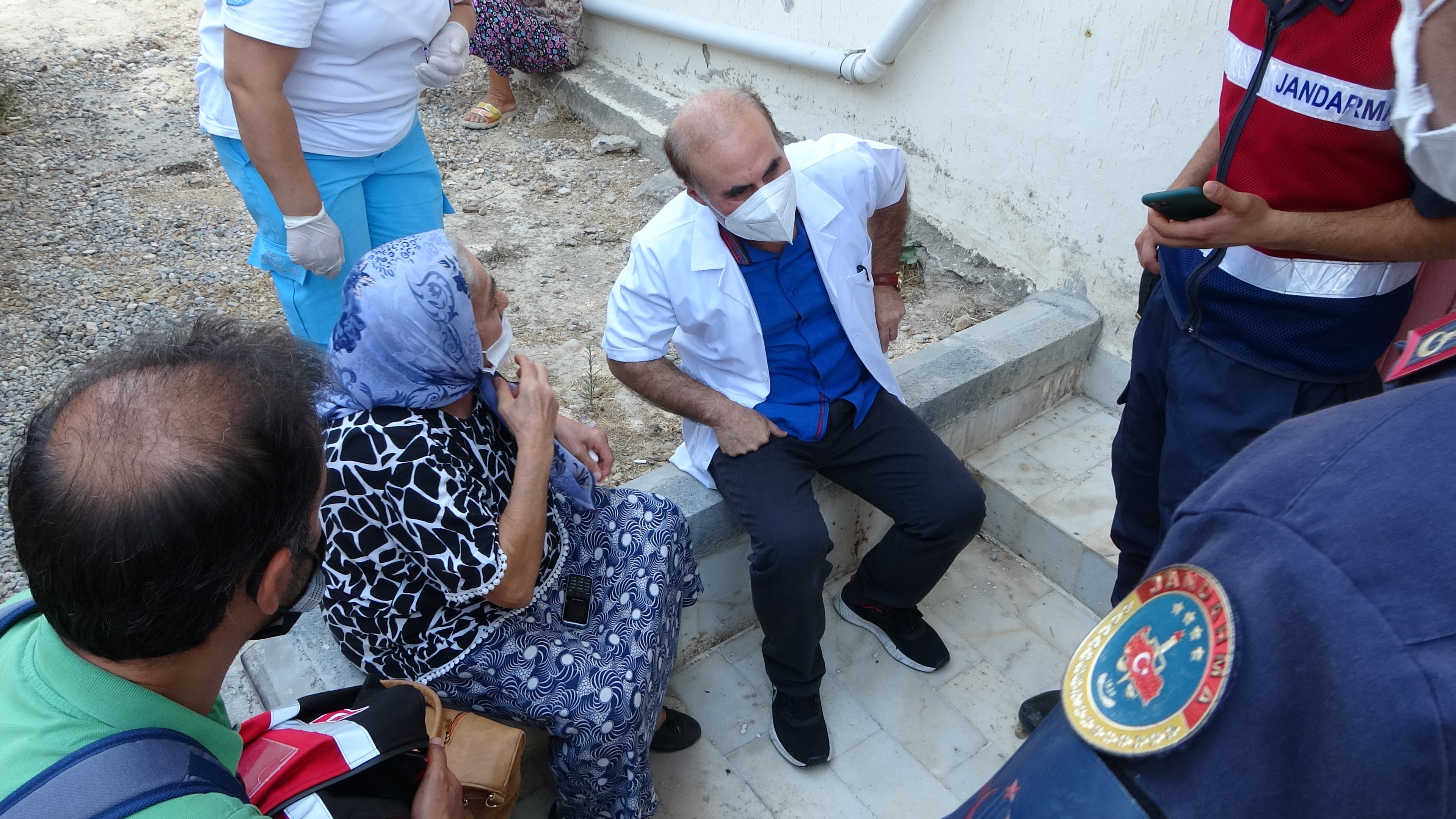 Yangından etkilenen köylerde sağlık hizmeti vatandaşın ayağına gidiyor