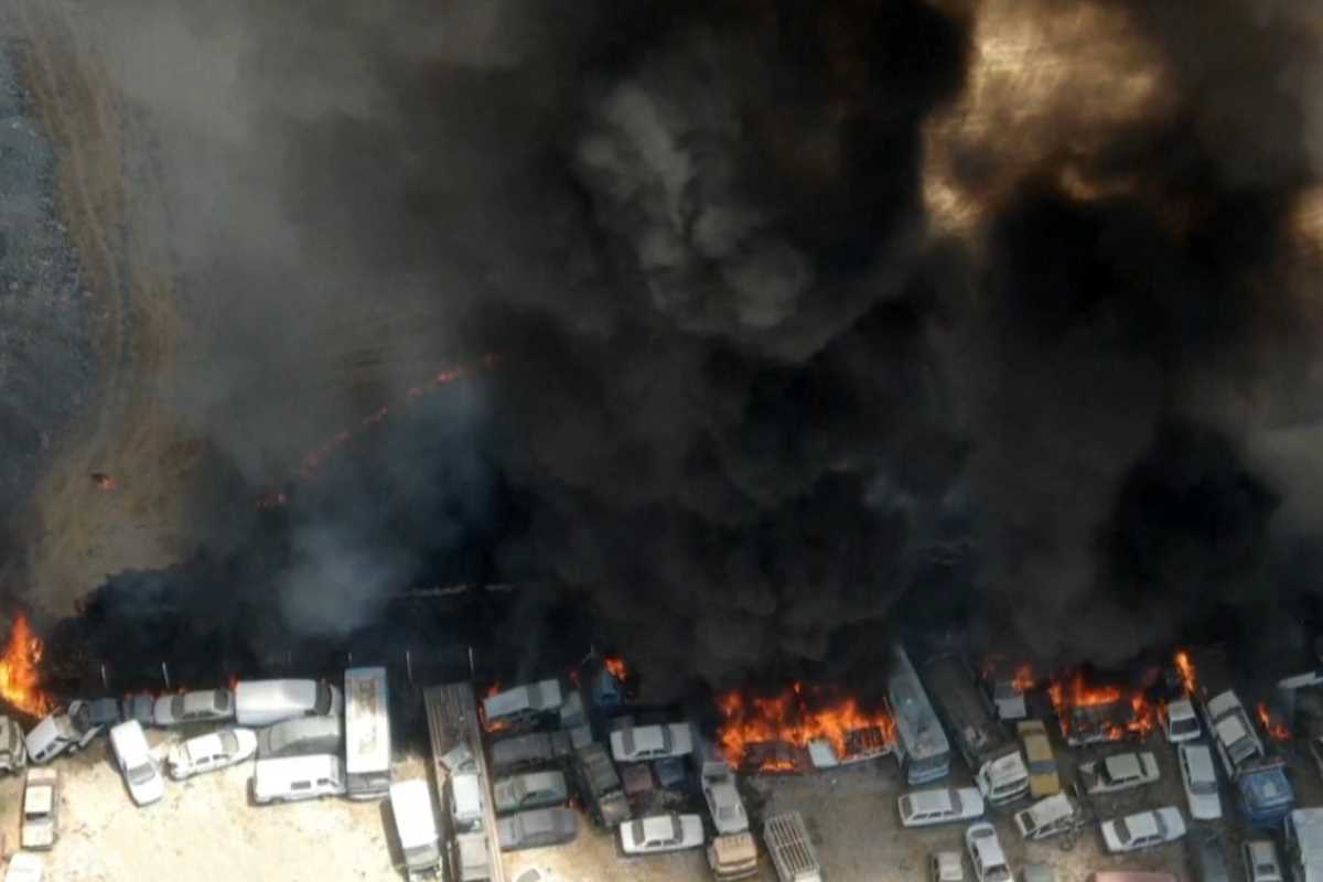 Araçlar tek tek patlayarak yanıyor