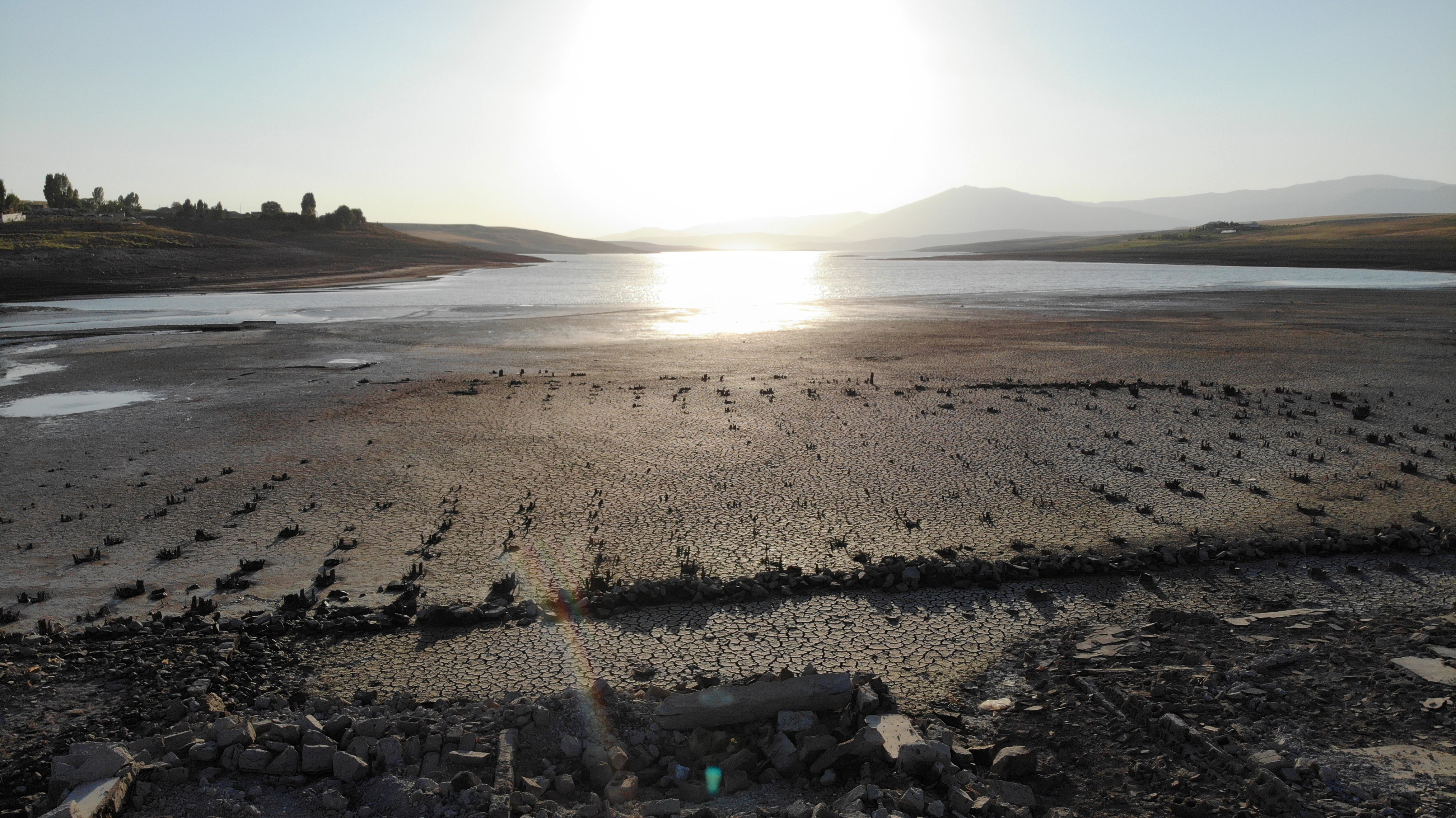 Alparslan-1 Barajı'nda sular çekildi, kayıklar karaya oturdu