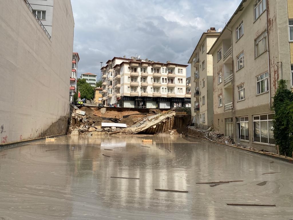 Başkent'te bir inşaatın istinat duvarı çöktü