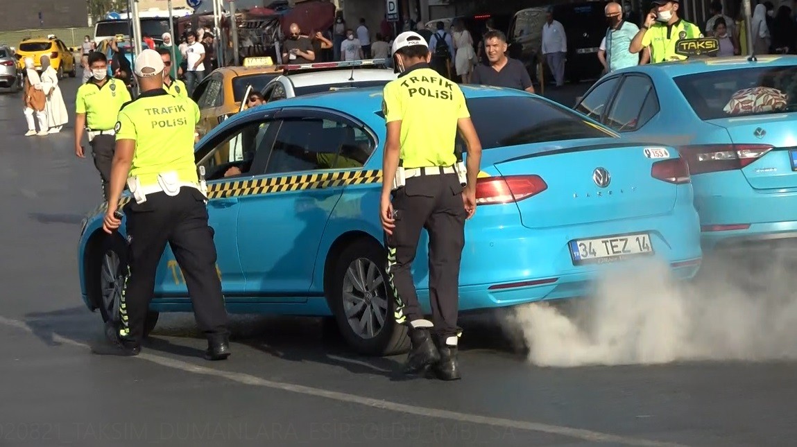 Taksim'de taksiden çıkan dumanlar tüm meydanı sardı