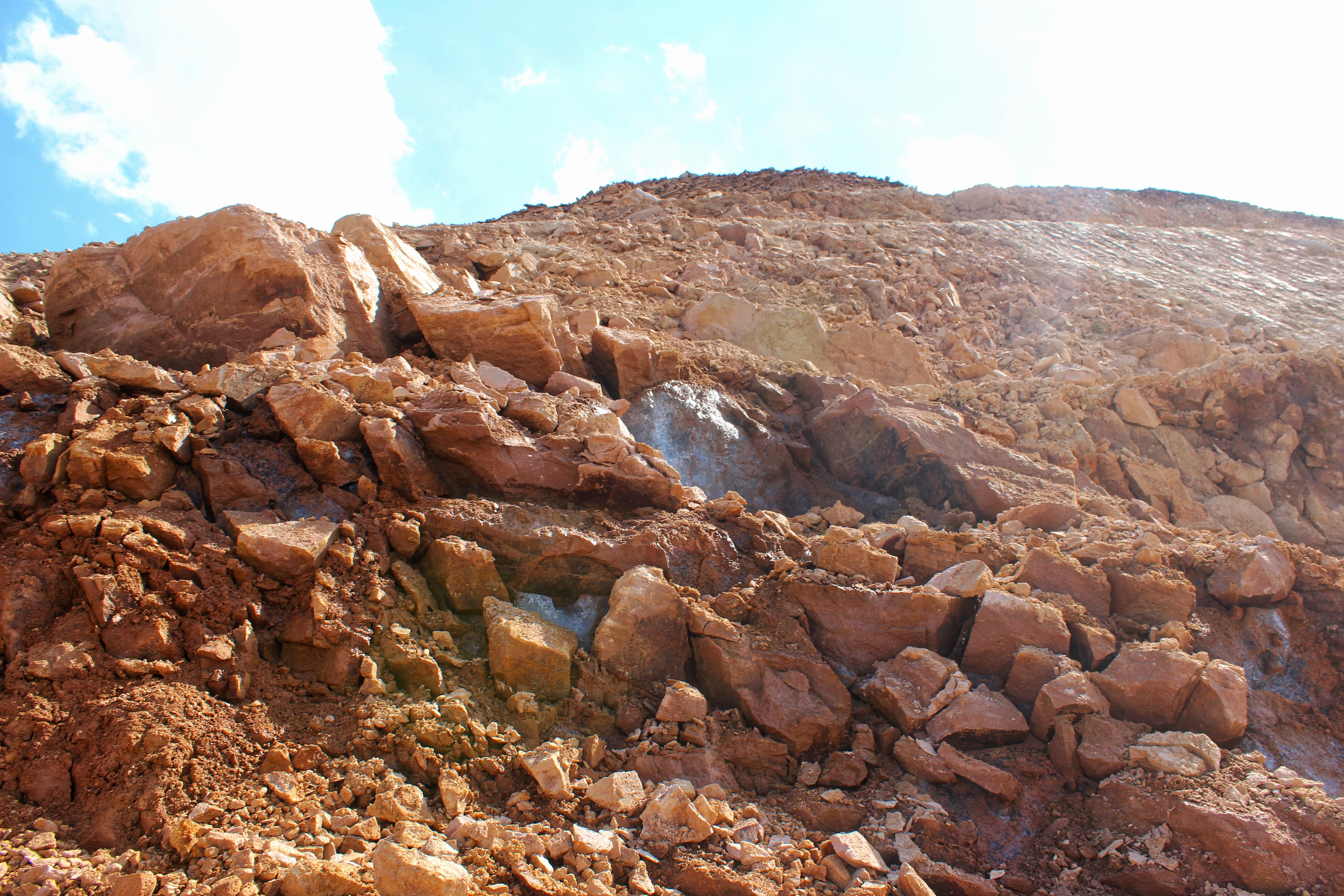 Sınır duvarı çalışmalarında binlerce yıllık yer altı buzuluna rastlandı