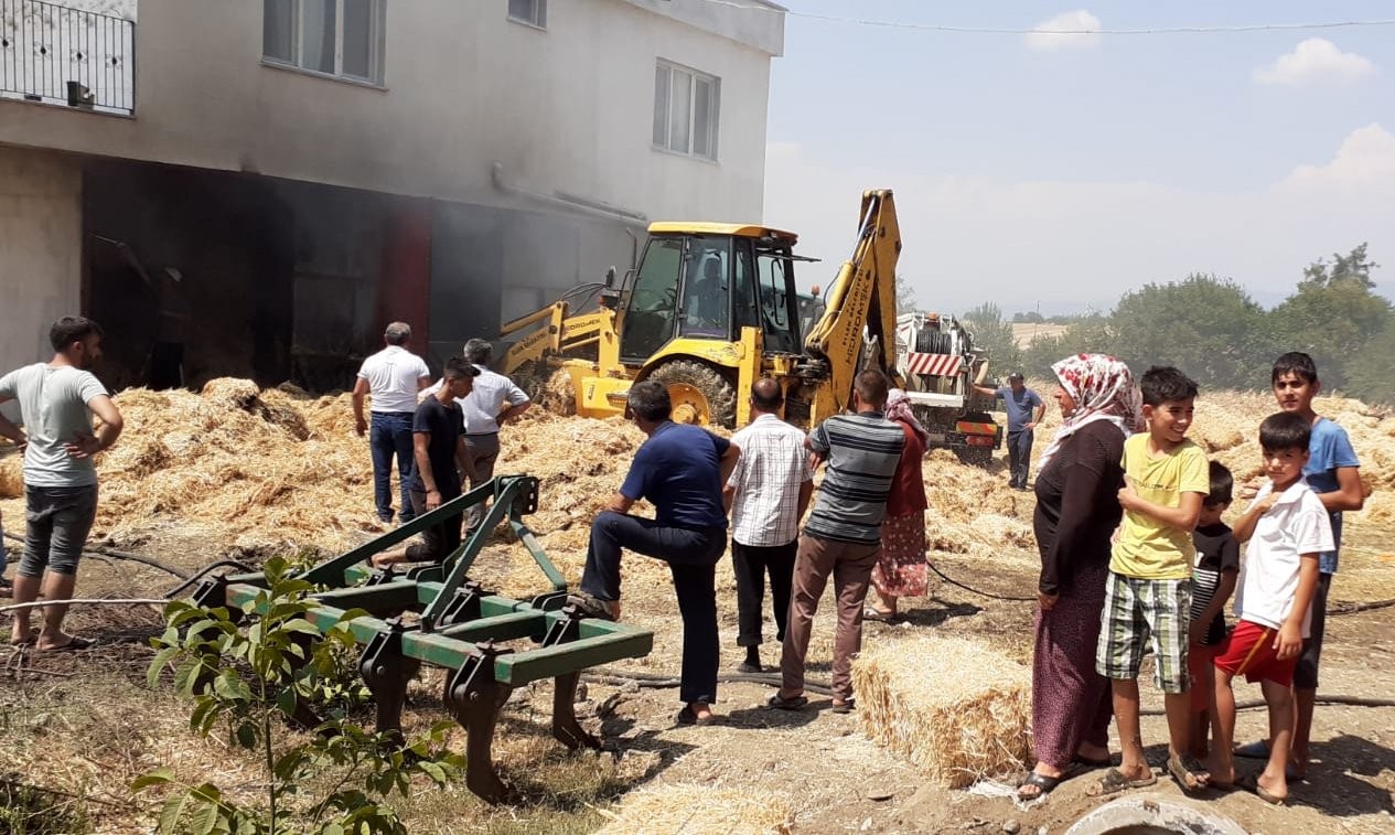 Ambar yangını meraklı vatandaşlara maske ve sosyal mesafeyi unutturdu