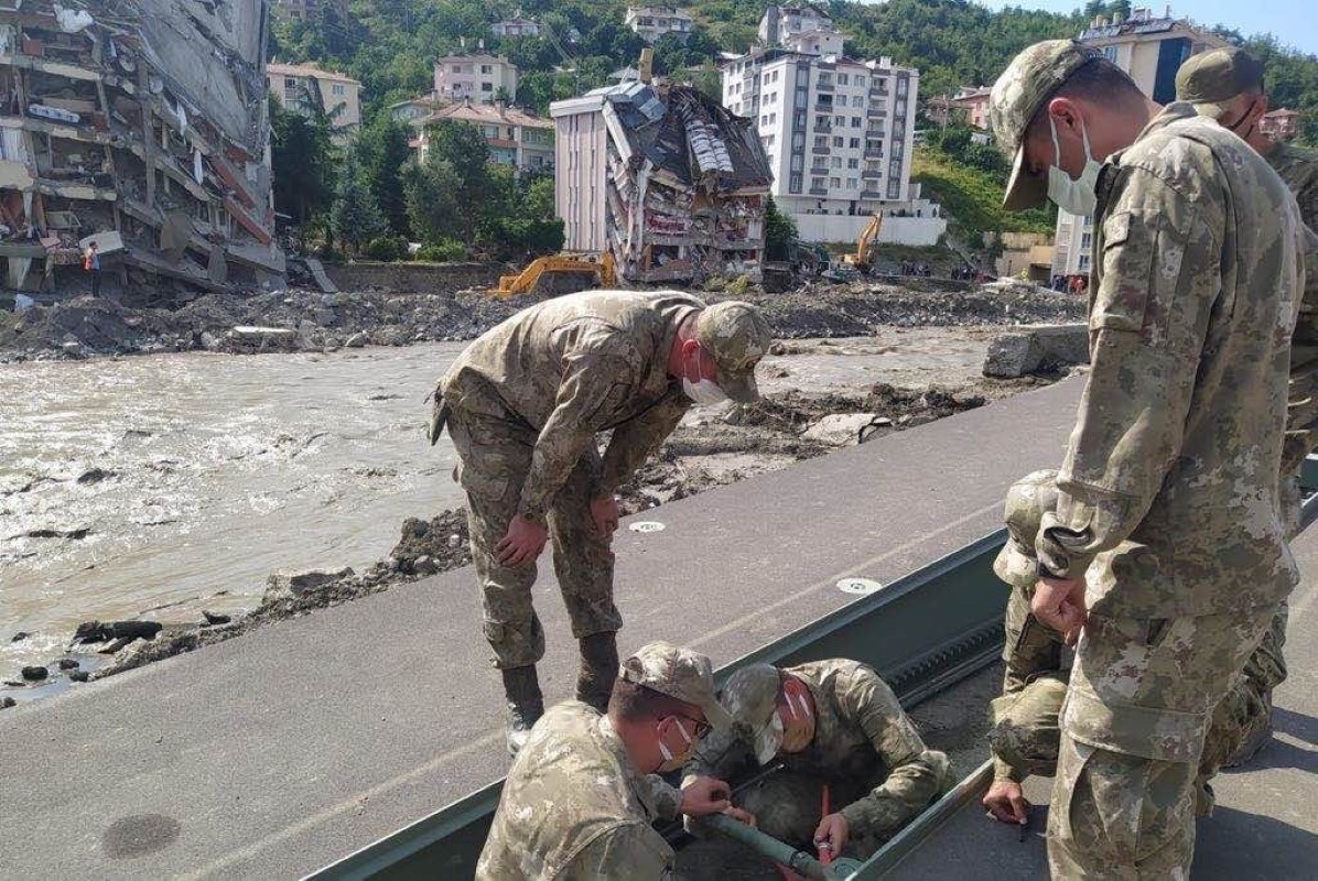 MSB: 'Sinop’ta selden yıkılan köprülerin yerine Yatay Kaydırmalı Zırhlı Araç Aşırma Köprüsü kuruldu'